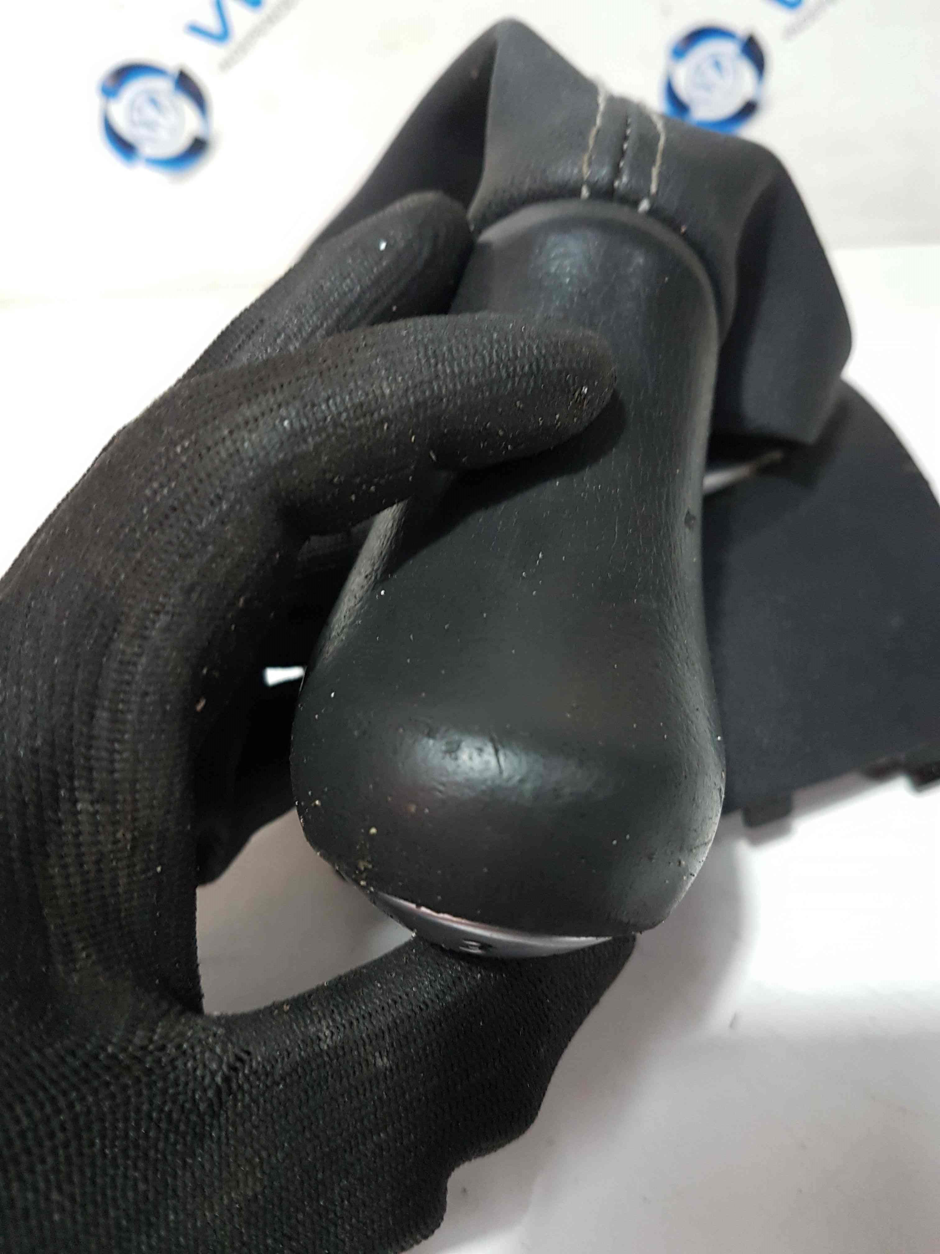 Thumb 6 Renault Clio MK3 2005-2012 Gearstick Knob Gaitor 8200393246