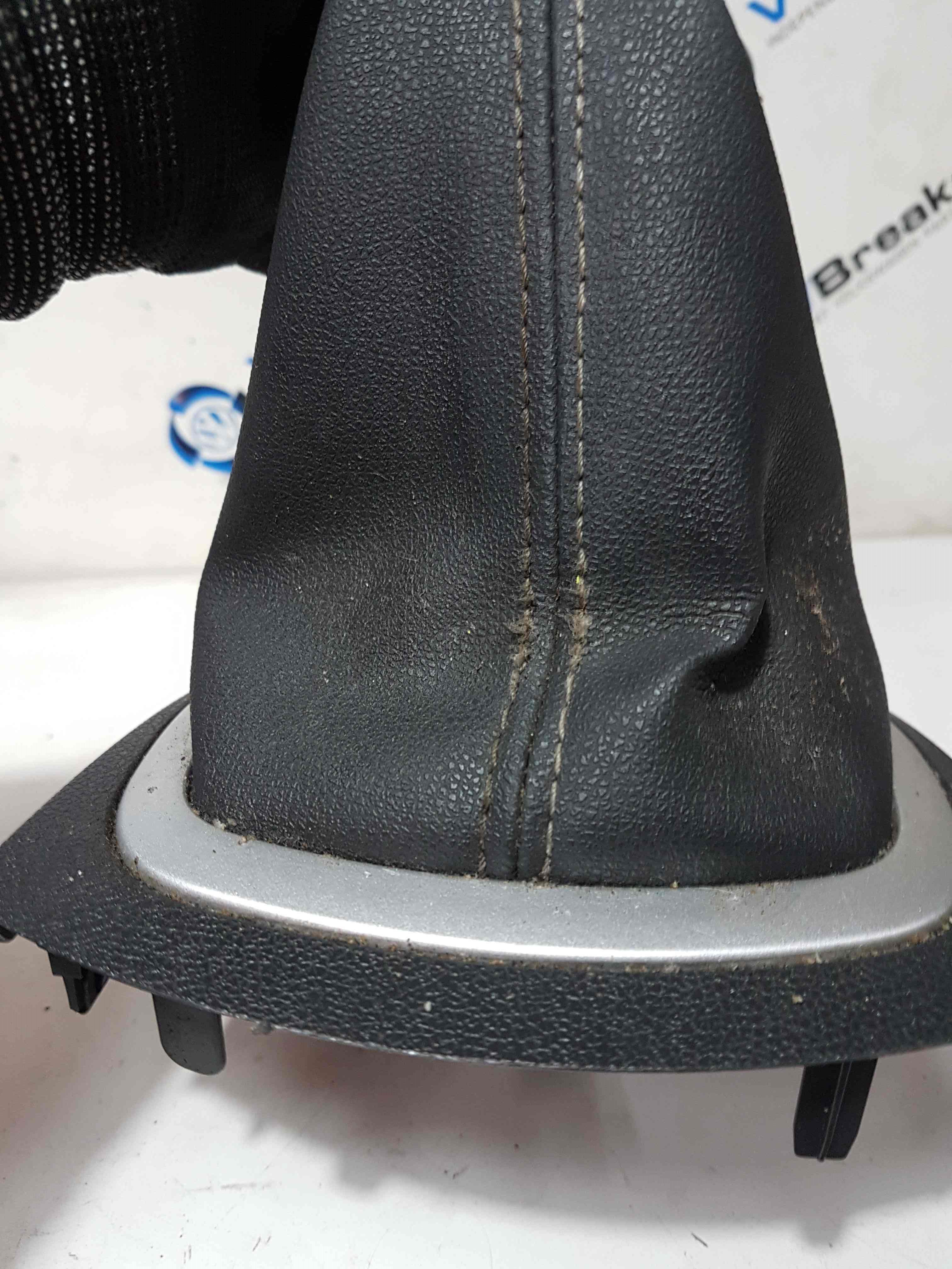 Thumb 3 Renault Clio MK3 2005-2012 Gearstick Knob Gaitor 8200393246