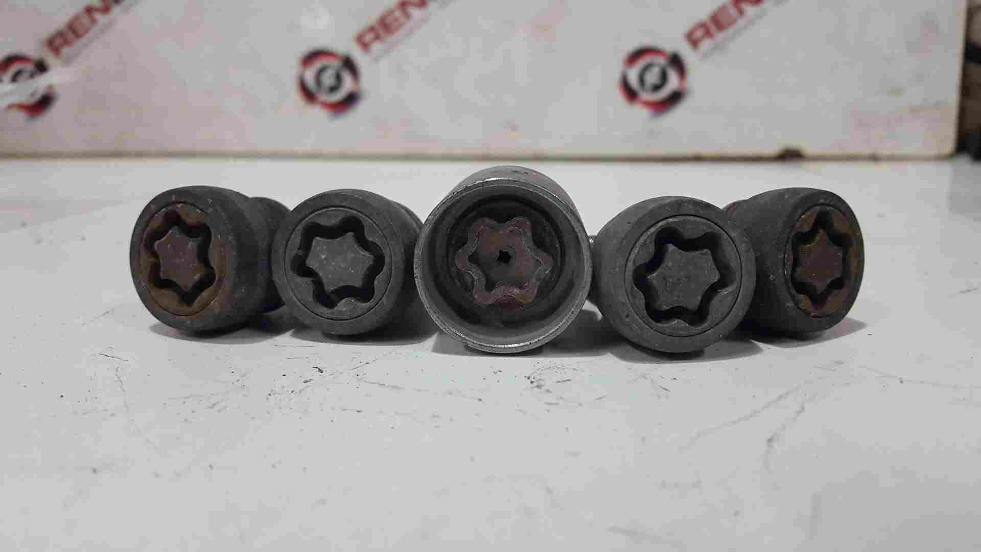 Renault Clio MK3 20052012 Locking Wheel NUT Bolts SET 17Mm 5/5 Store Renault Breakers