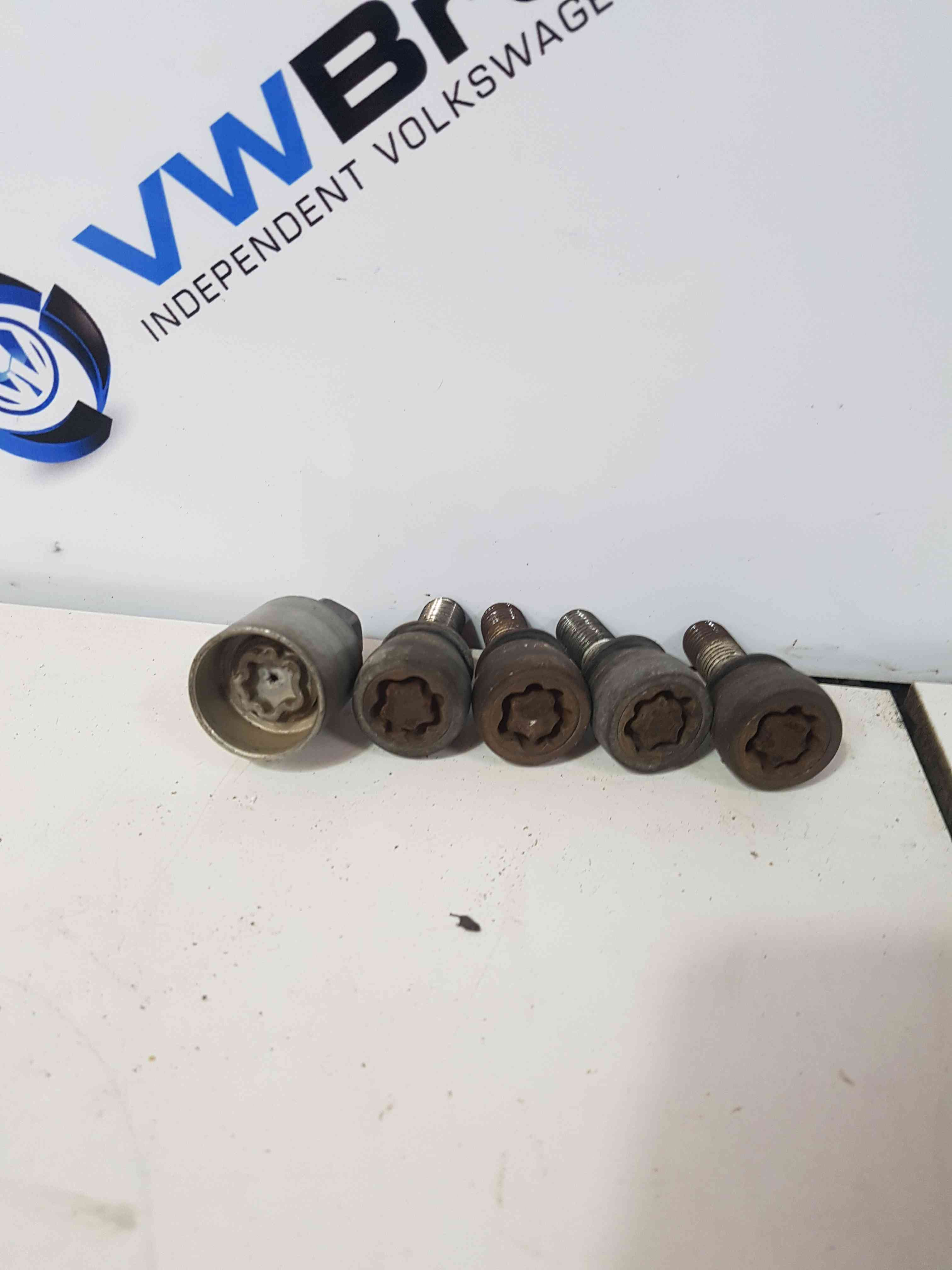 Thumb 2 Renault Clio MK3 2005-2012 Locking Wheel NUT Bolts SET 18Mm 5/5