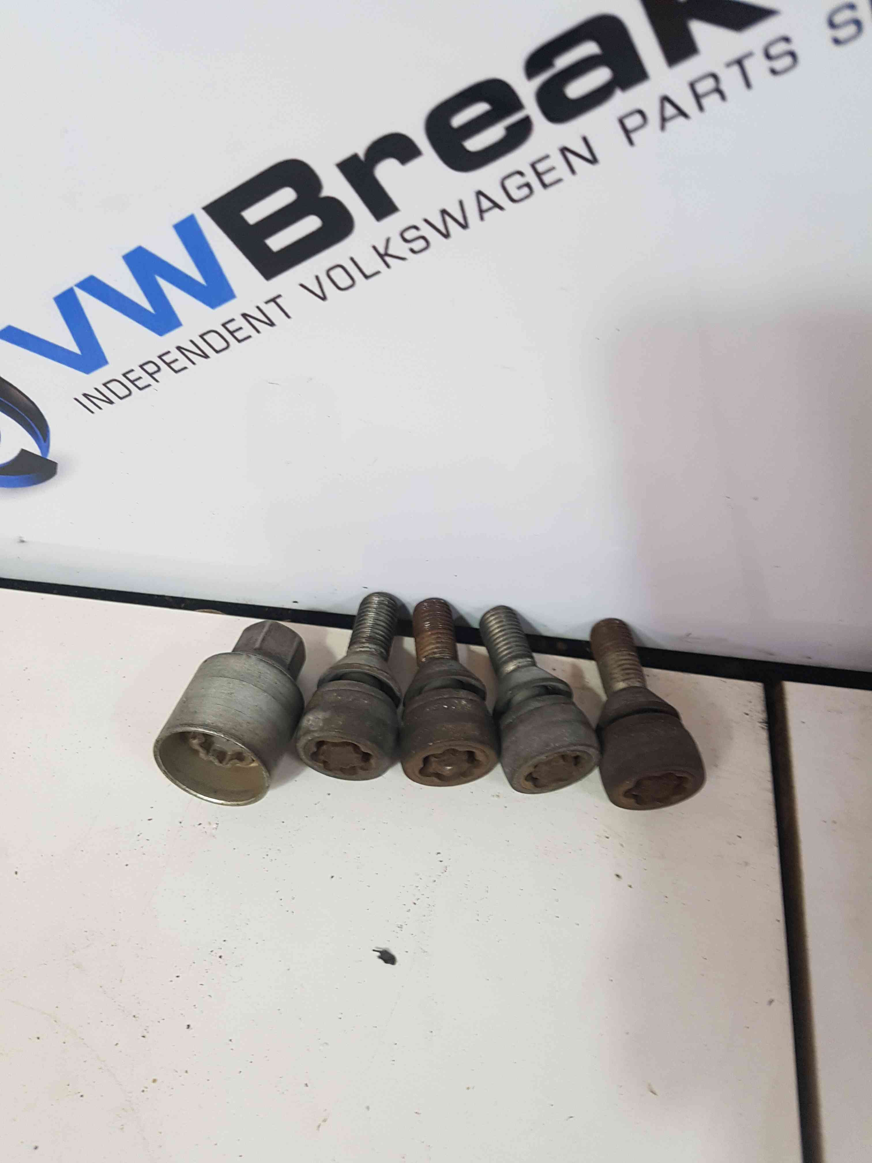 Thumb 4 Renault Clio MK3 2005-2012 Locking Wheel NUT Bolts SET 18Mm 5/5