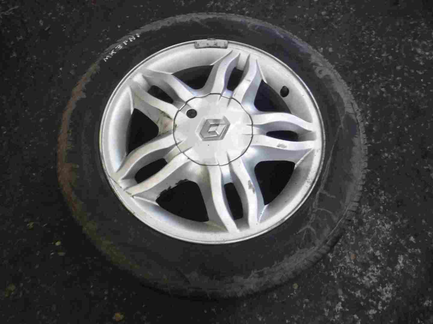 Renault Clio MK3 2005-2012 Mahonia Alloy Wheel + Tyre 185 60 15 5mm Tread