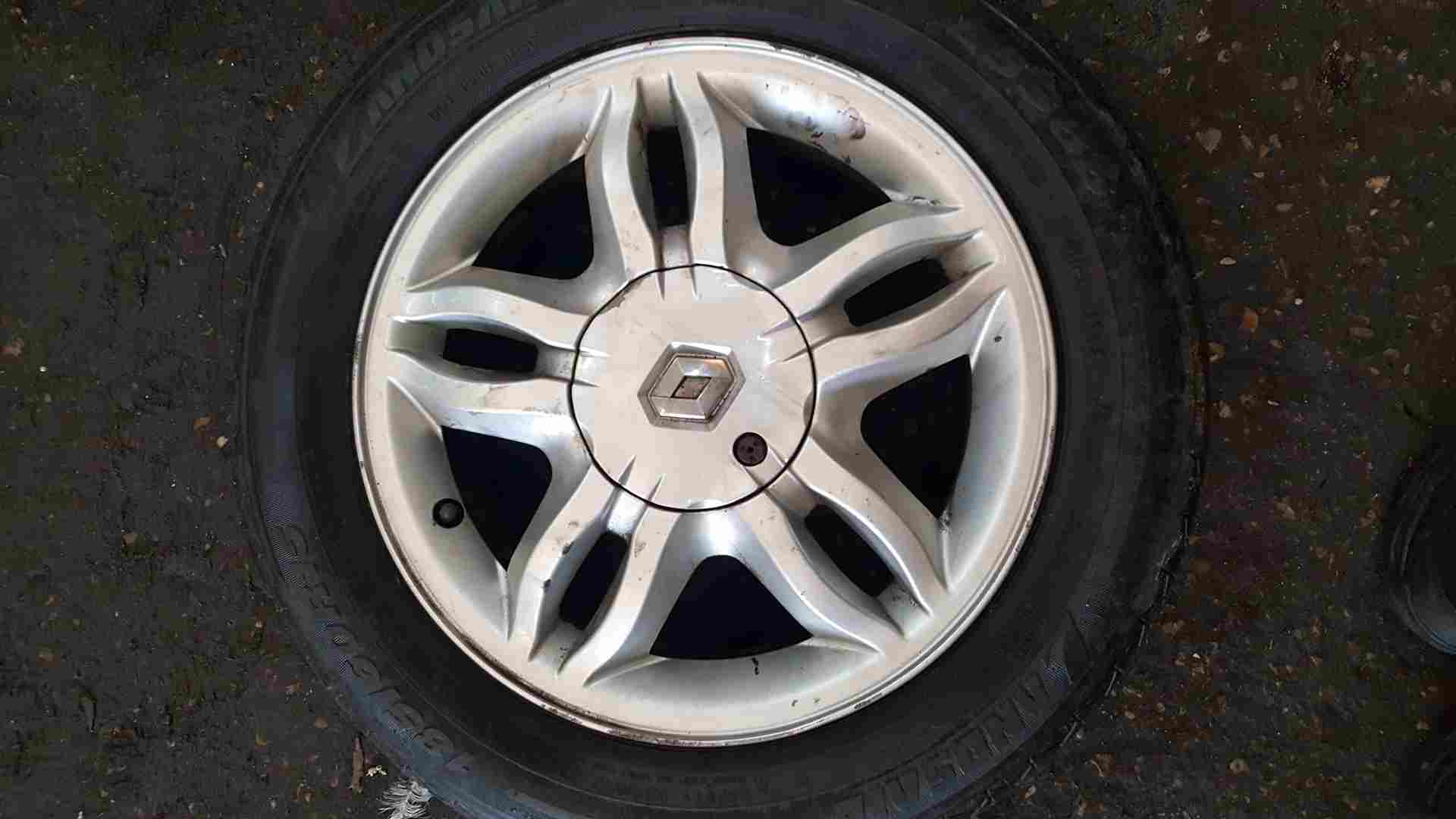 Thumb 6 Renault Clio MK3 2005-2012 Mahonia Alloy Wheel + Tyre 185 60 15 6Mm Tread 3/5