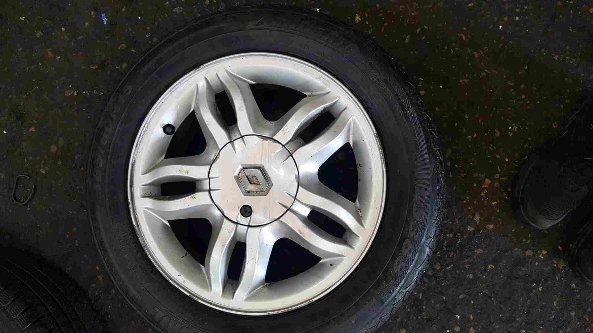 Renault Clio MK3 2005-2012 Mahonia Alloy Wheel + Tyre 185 60 15 6Mm Tread 3/5