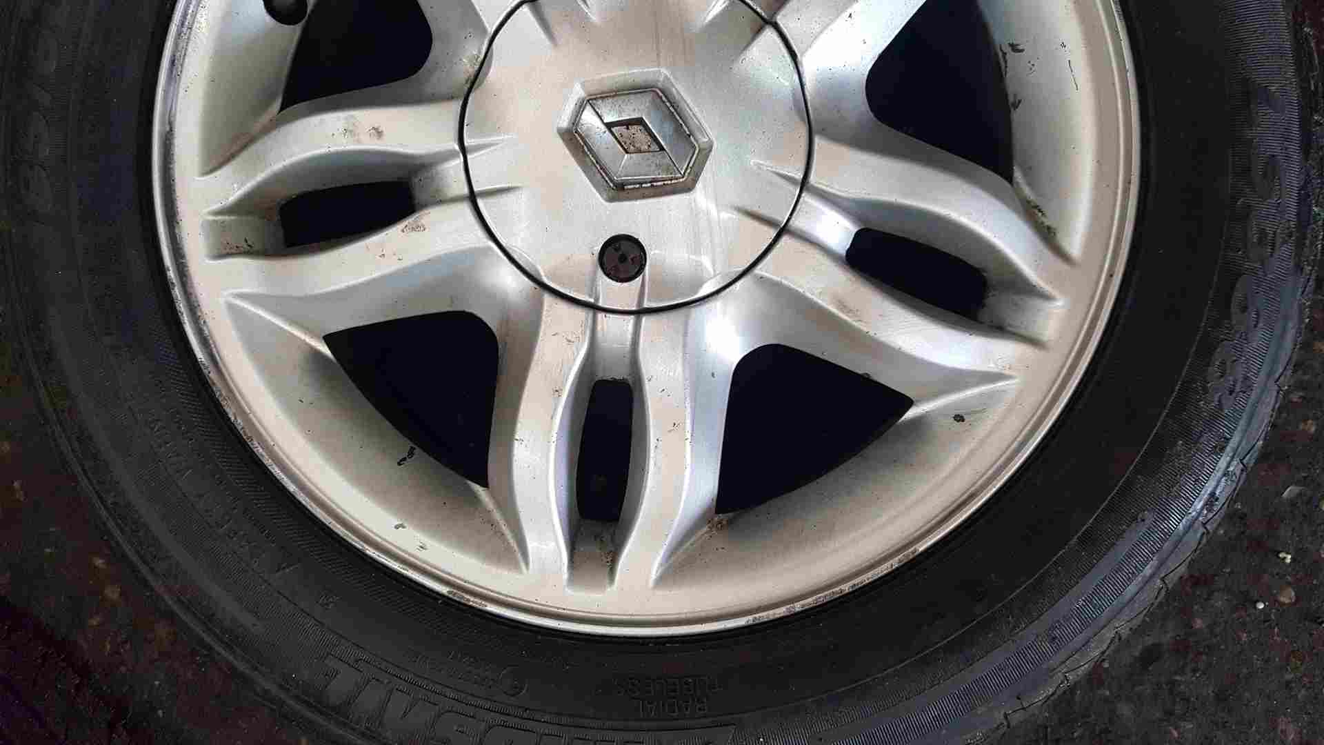 Thumb 2 Renault Clio MK3 2005-2012 Mahonia Alloy Wheel + Tyre 185 60 15 6Mm Tread 3/5