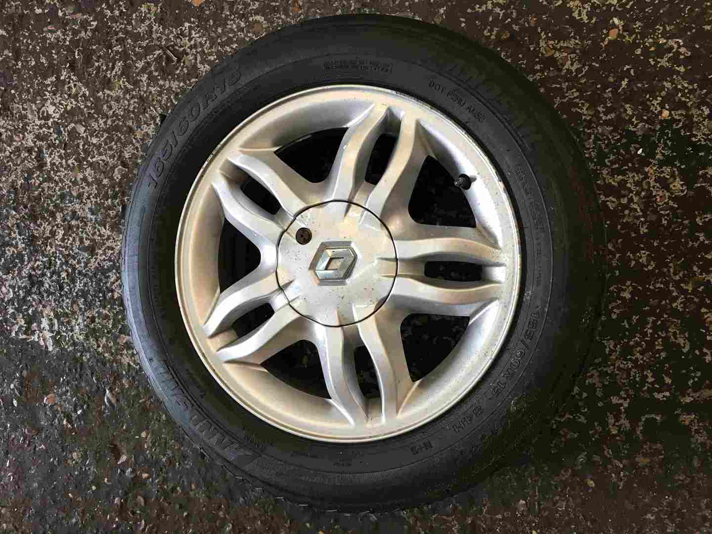 Renault Clio MK3 2005-2012 Mahonia Alloy Wheel + Tyre 185 60 15 6mm