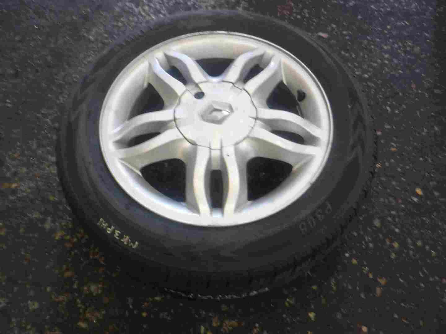 Renault Clio MK3 2005-2012 Mahonia Alloy Wheel 15inch + Tyre 185 60 15 6mm Tread
