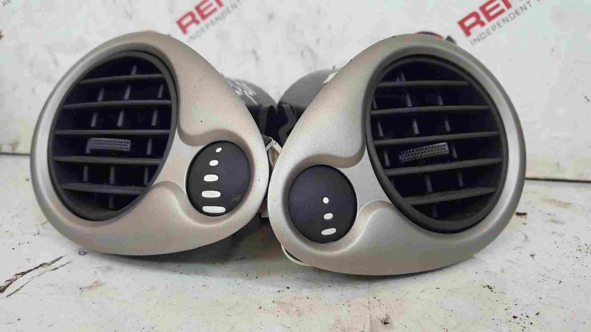 Thumb 2 Renault Clio MK3 2005-2012 OSF Nsf Heater Vent Vents AIR Blower Bronze