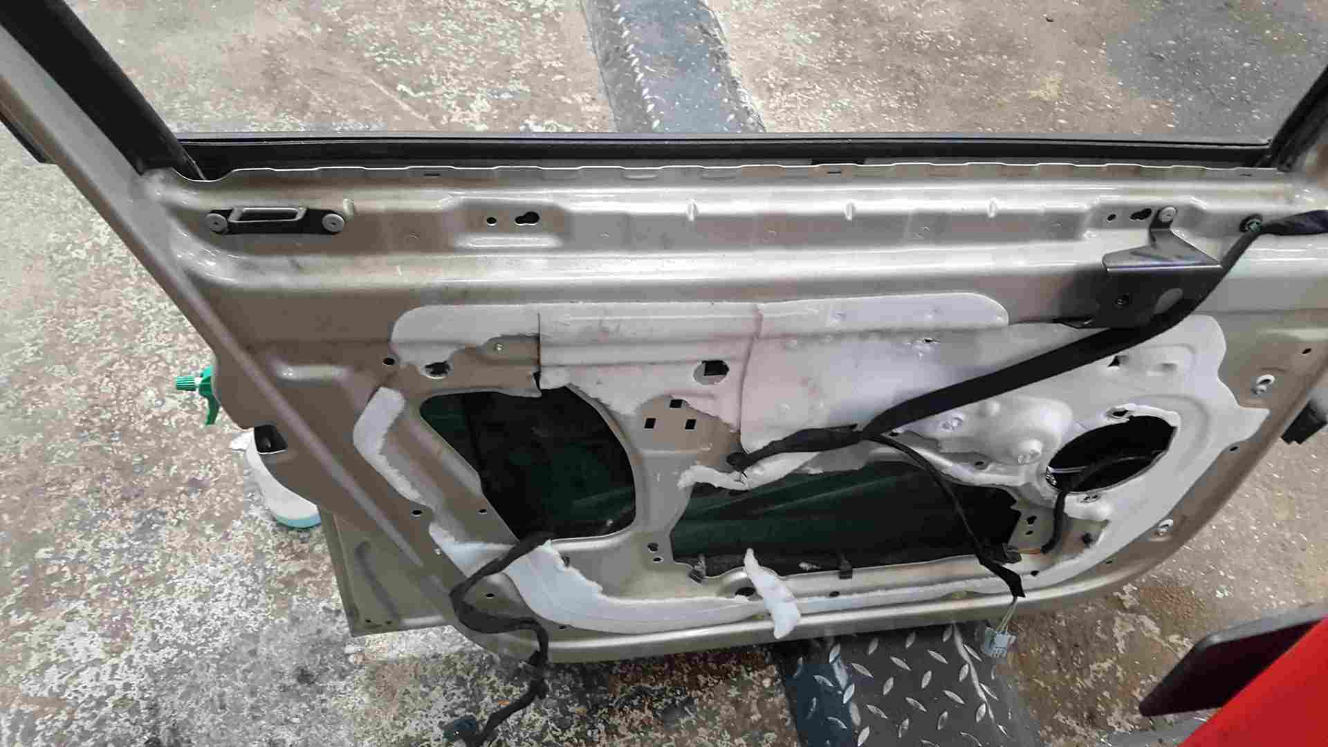 Thumb 4 Renault Clio MK3 2005-2012 Passenger NSF Front Door Gold Silver TED11 5dr