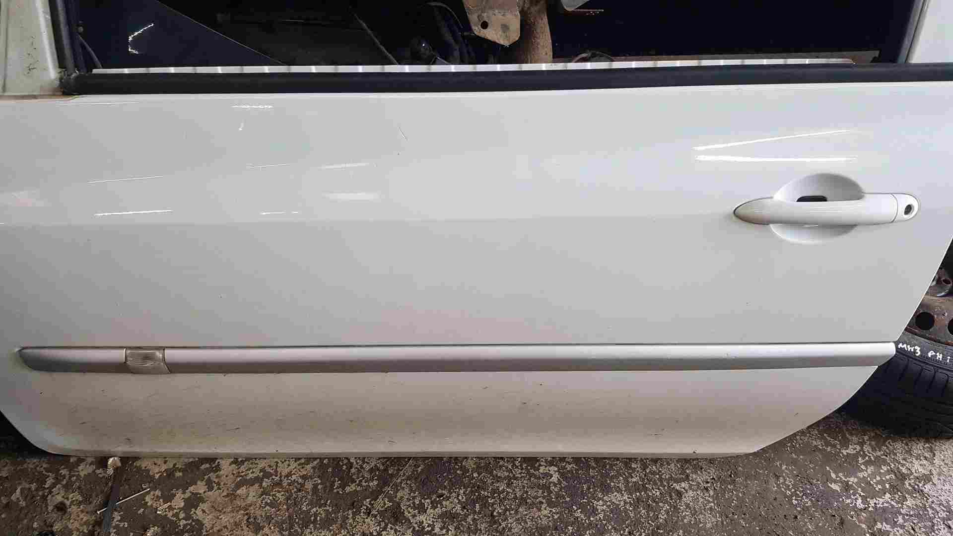 Thumb 2 Renault Clio MK3 2005-2012 Passenger NSF Front Door White Ov369 3Dr