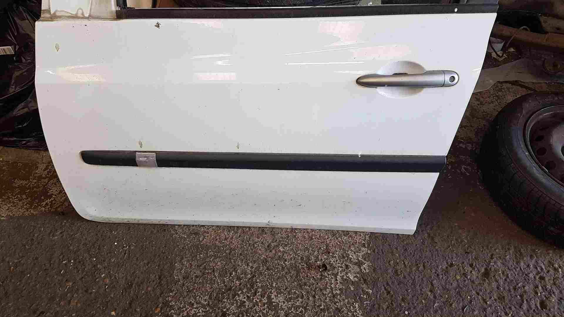Thumb 2 Renault Clio MK3 2005-2012 Passenger NSF Front Door White Ov369 5Dr