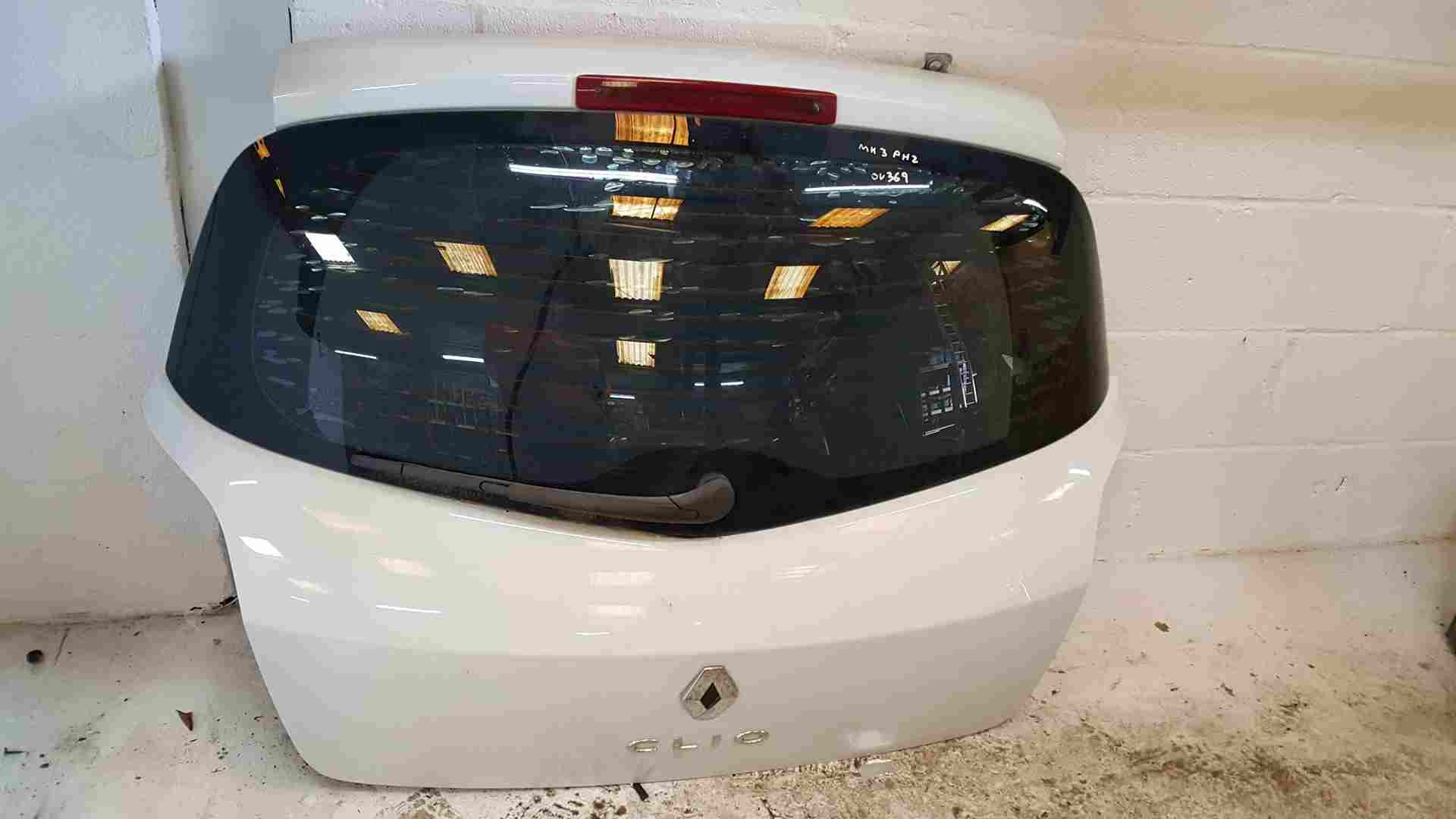 Thumb 4 Renault Clio MK3 2005-2012 Rear Boot Tailgate White Ov369
