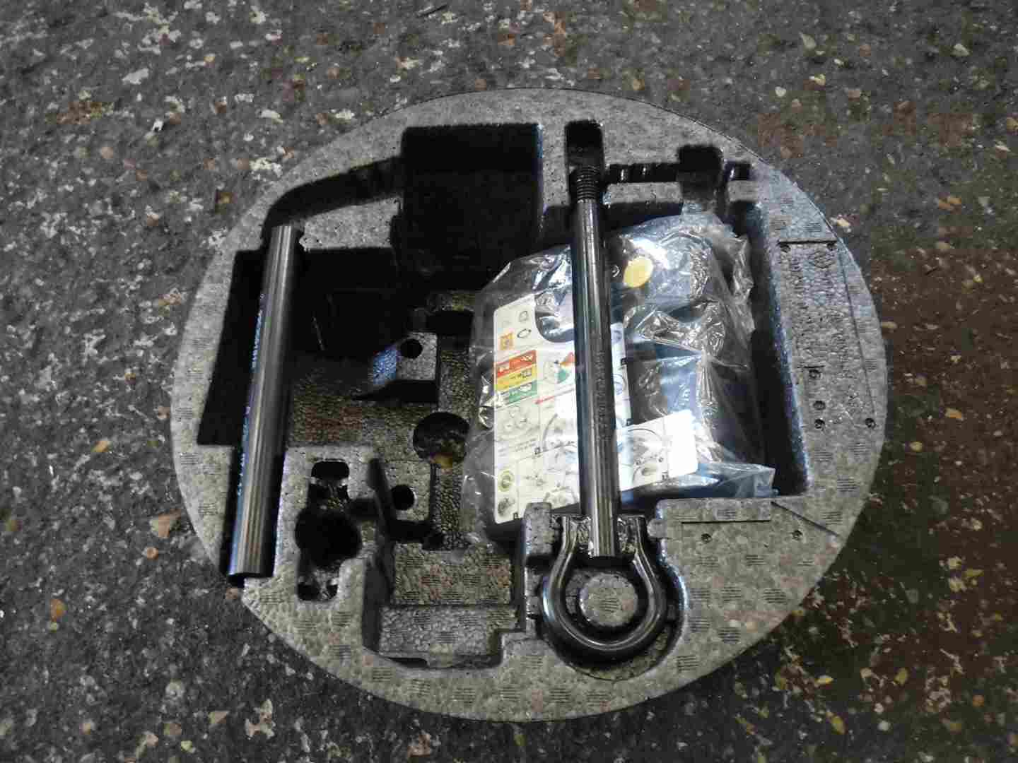 Renault Clio MK3 2005-2012 Spare Wheel Tyre Pump Towing Eye