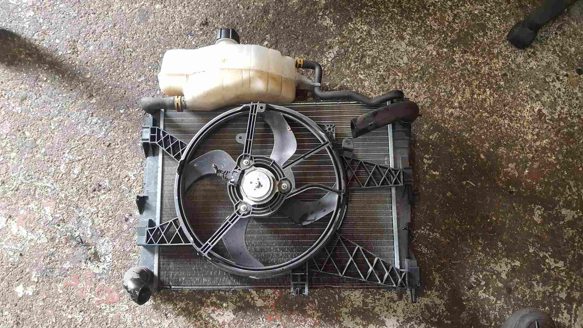 Thumb 2 Renault Clio MK3 2009-2012 1.2 16V Radiator RAD Pack Cooling FAN No Ac