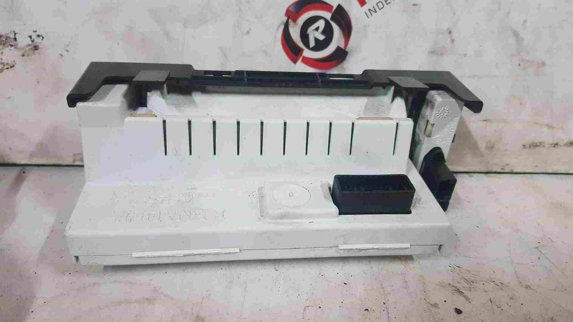 Thumb 2 Renault Clio MK3 2009-2012 Centre Clock Display Temperature Screen Display 
