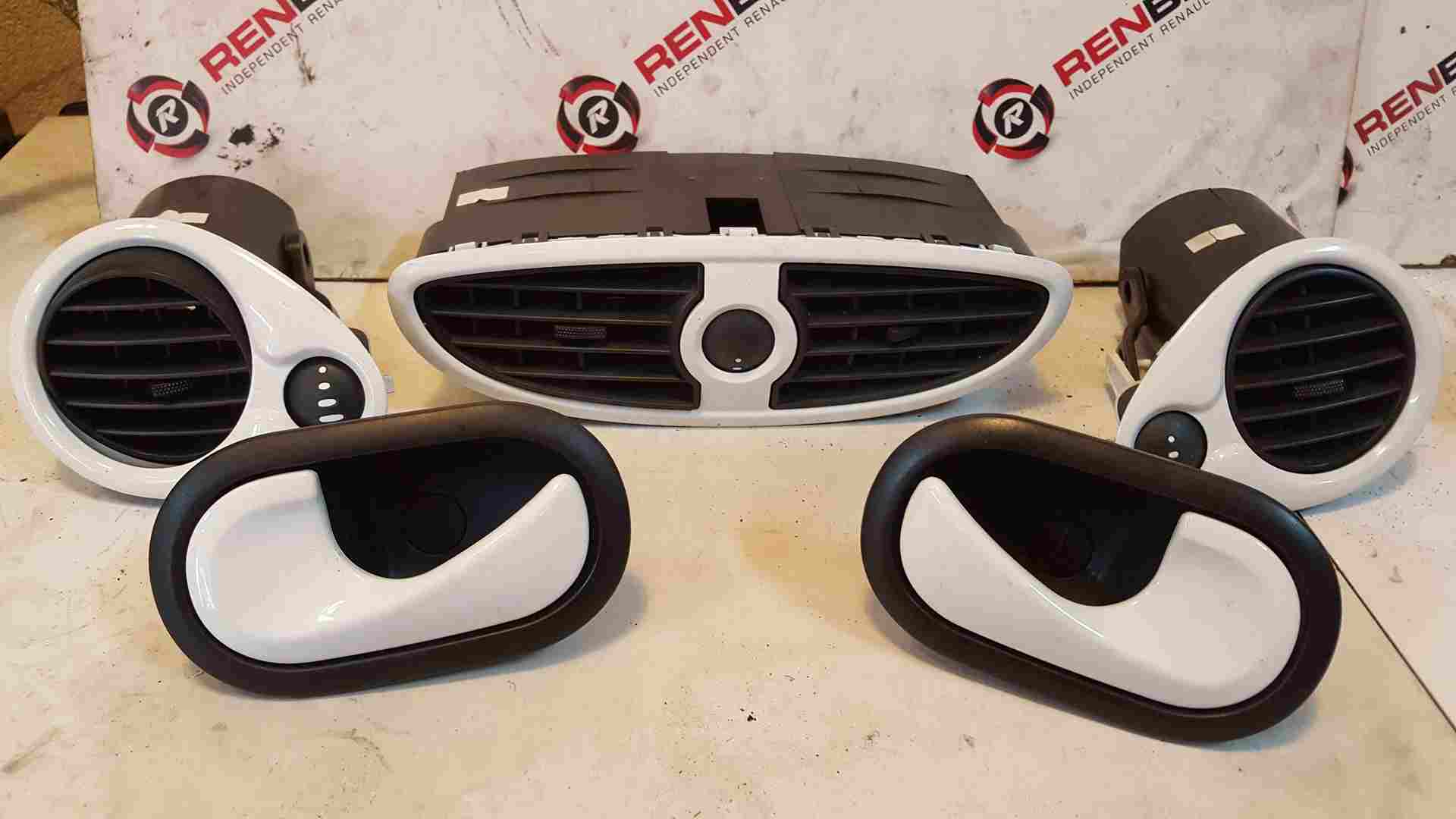 Thumb 5 Renault Clio MK3 2009-2012 Centre Side Dashboard Heater Surround White SET Trims