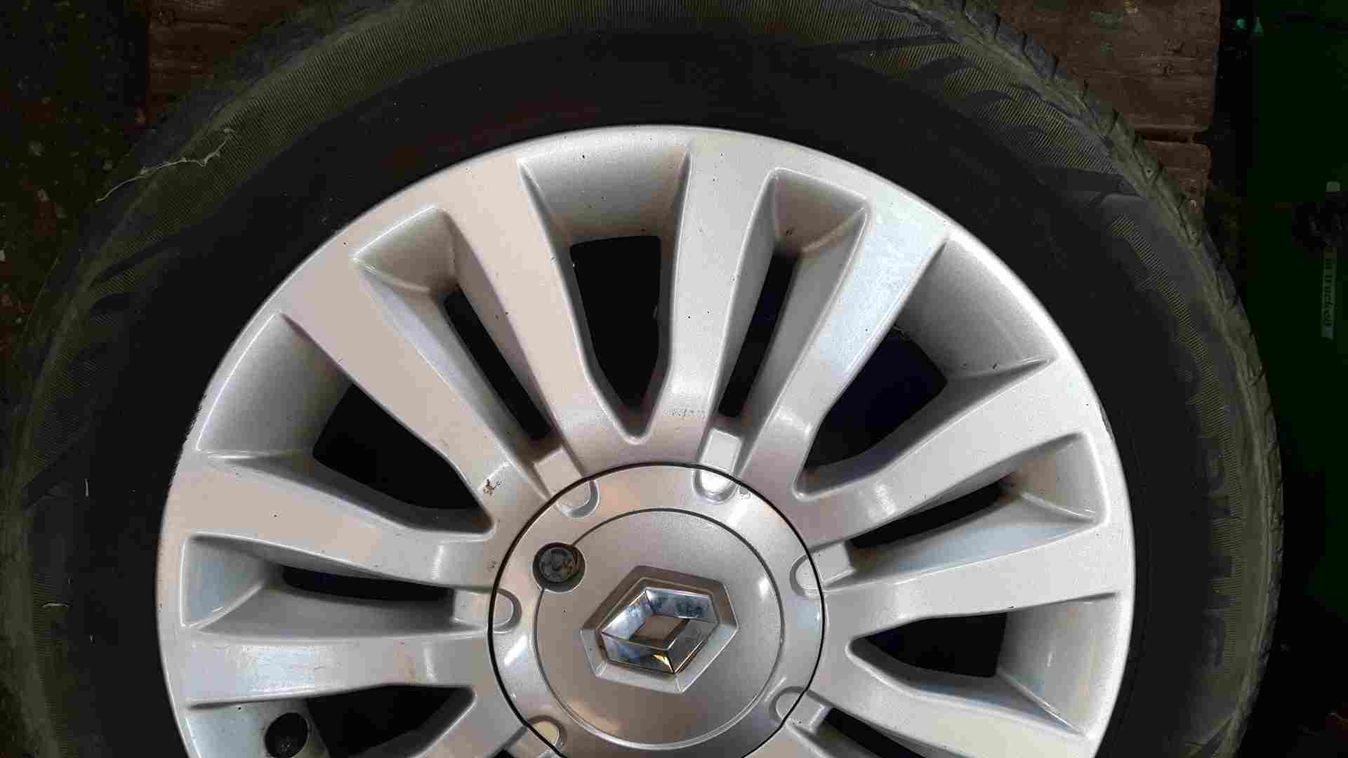 Thumb 3 Renault Clio MK3 2009-2012 DEL Arte Alloy Wheel + Tyre 185 60 15 Dented 2/5