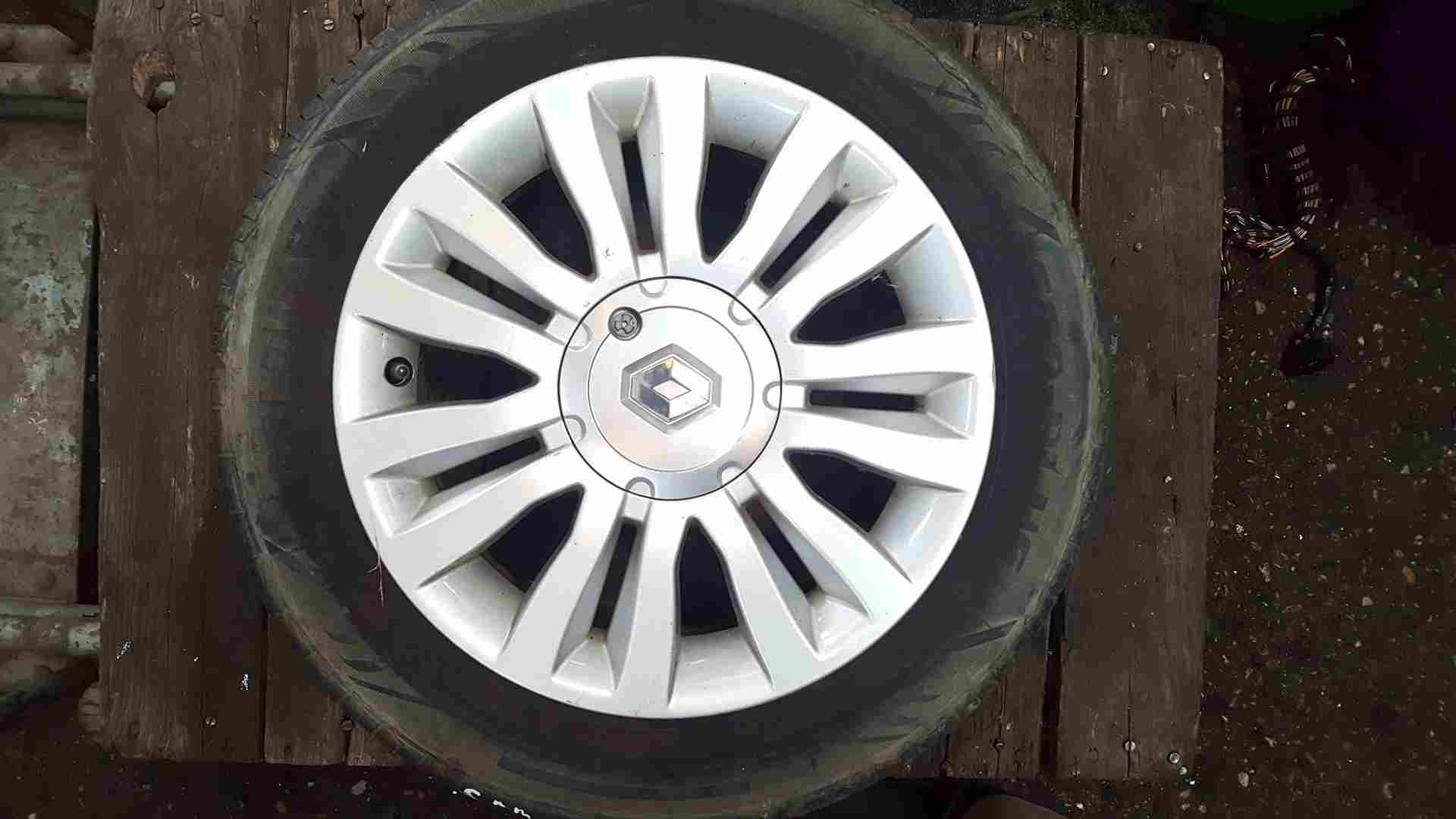 Thumb 7 Renault Clio MK3 2009-2012 DEL Arte Alloy Wheel + Tyre 185 60 15 Dented 2/5