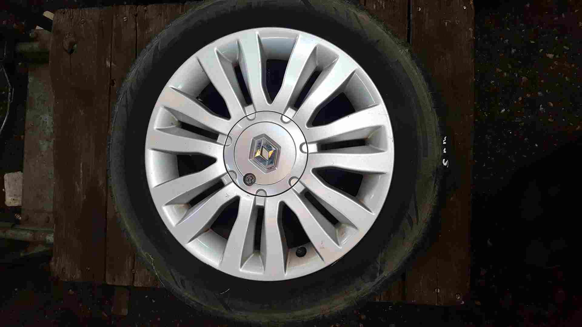 Renault Clio MK3 2009-2012 DEL Arte Alloy Wheel + Tyre 185 60 15 Dented 2/5