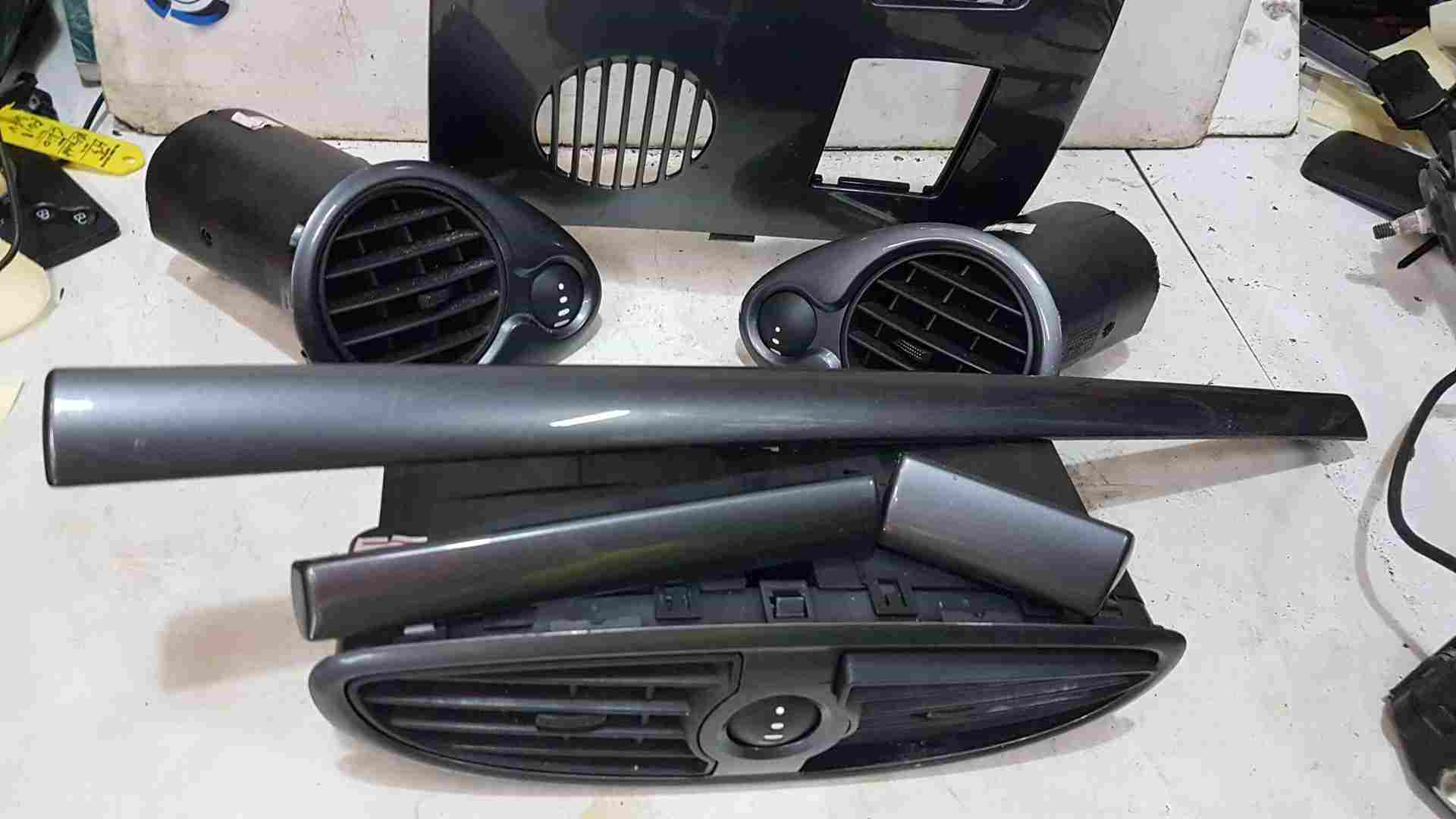 Thumb 4 Renault Clio MK3 2009-2012 Dashboard Trims Heater Vent Gloss Grey 8200407853