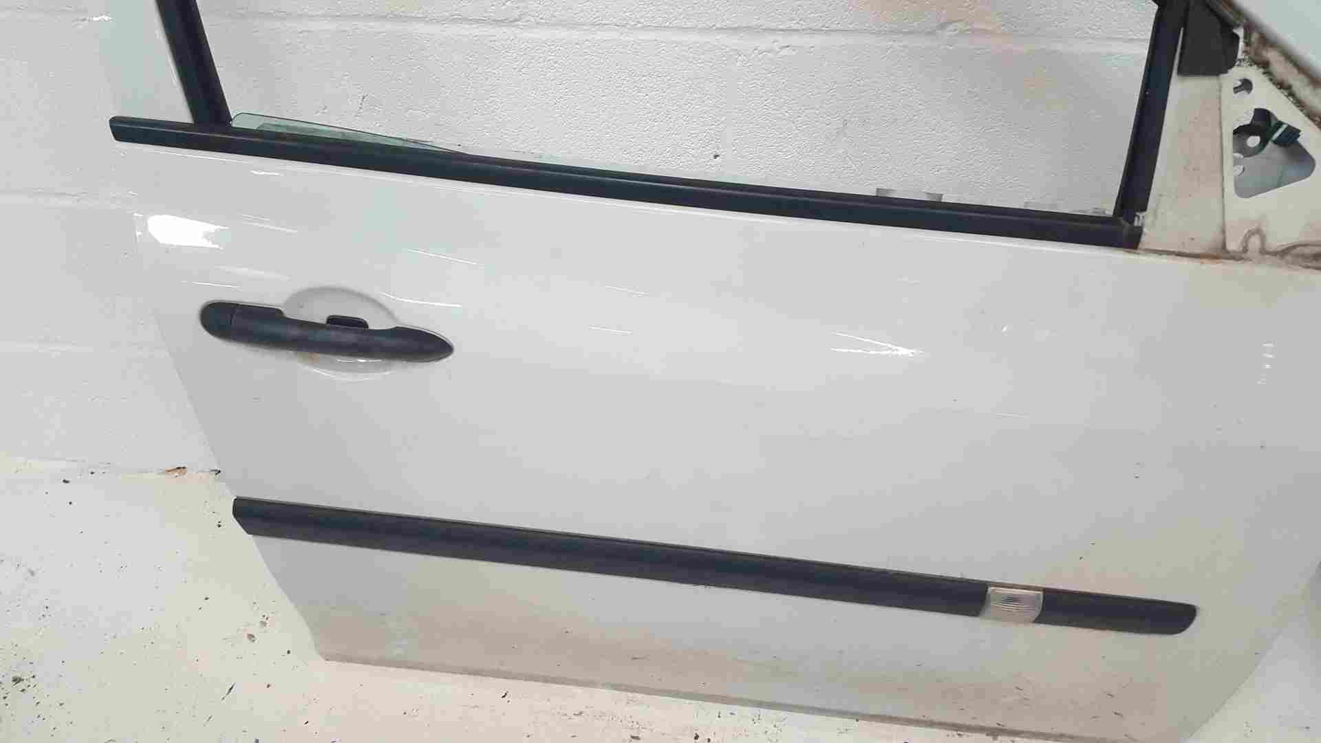 Thumb 2 Renault Clio MK3 2009-2012 Drivers OSF Front Door White Ov369 5Dr