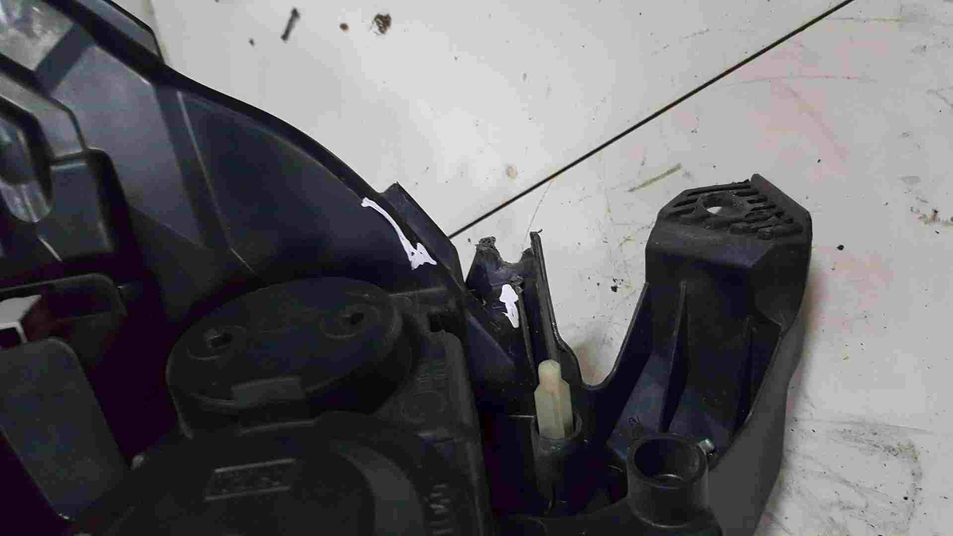 Thumb 5 Renault Clio MK3 2009-2012 Drivers OSF Front Headlight Black Backing tab broken