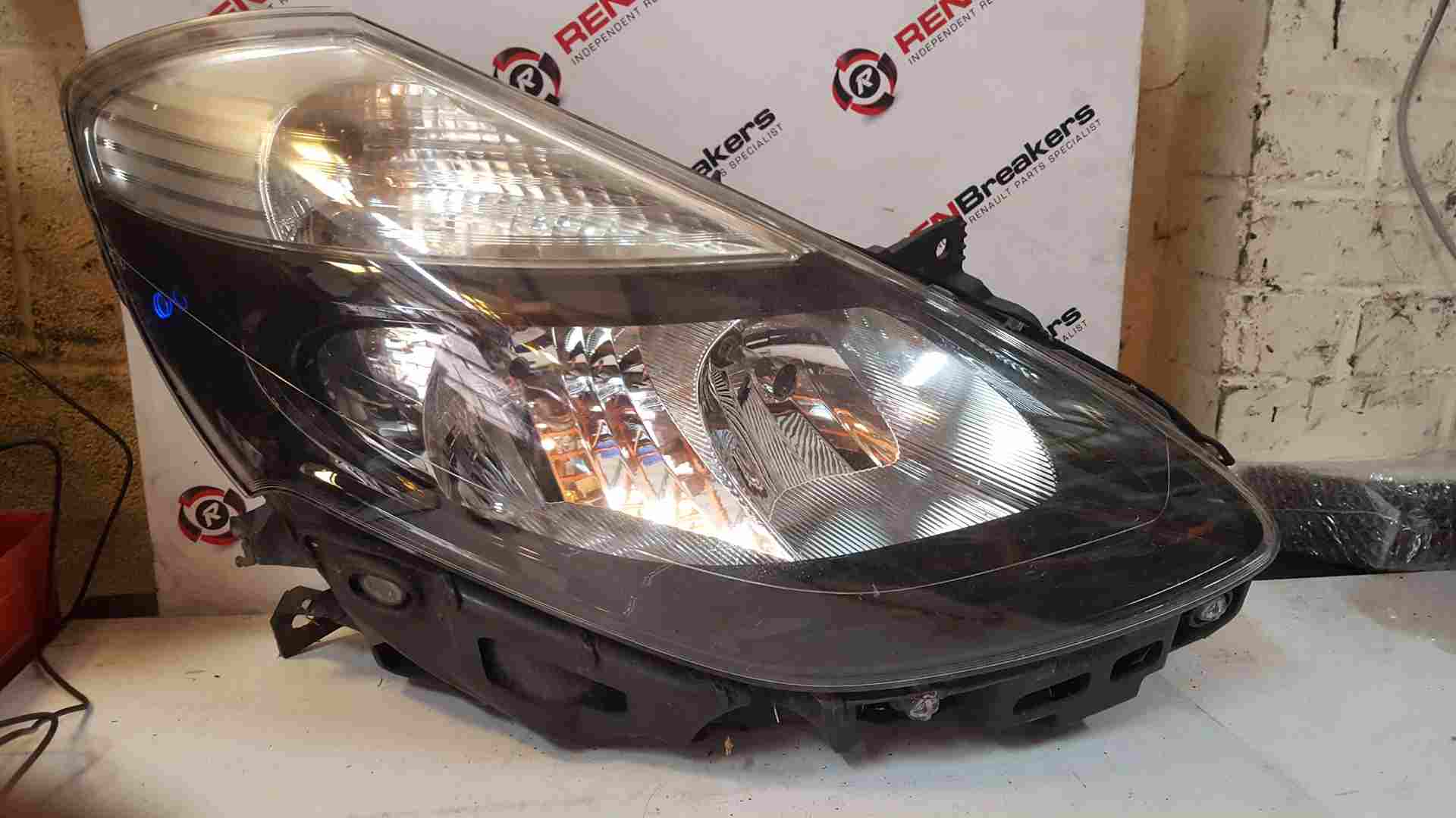 Renault Clio MK3 2009-2012 Drivers OSF Front Headlight Black Backing FACELIFT