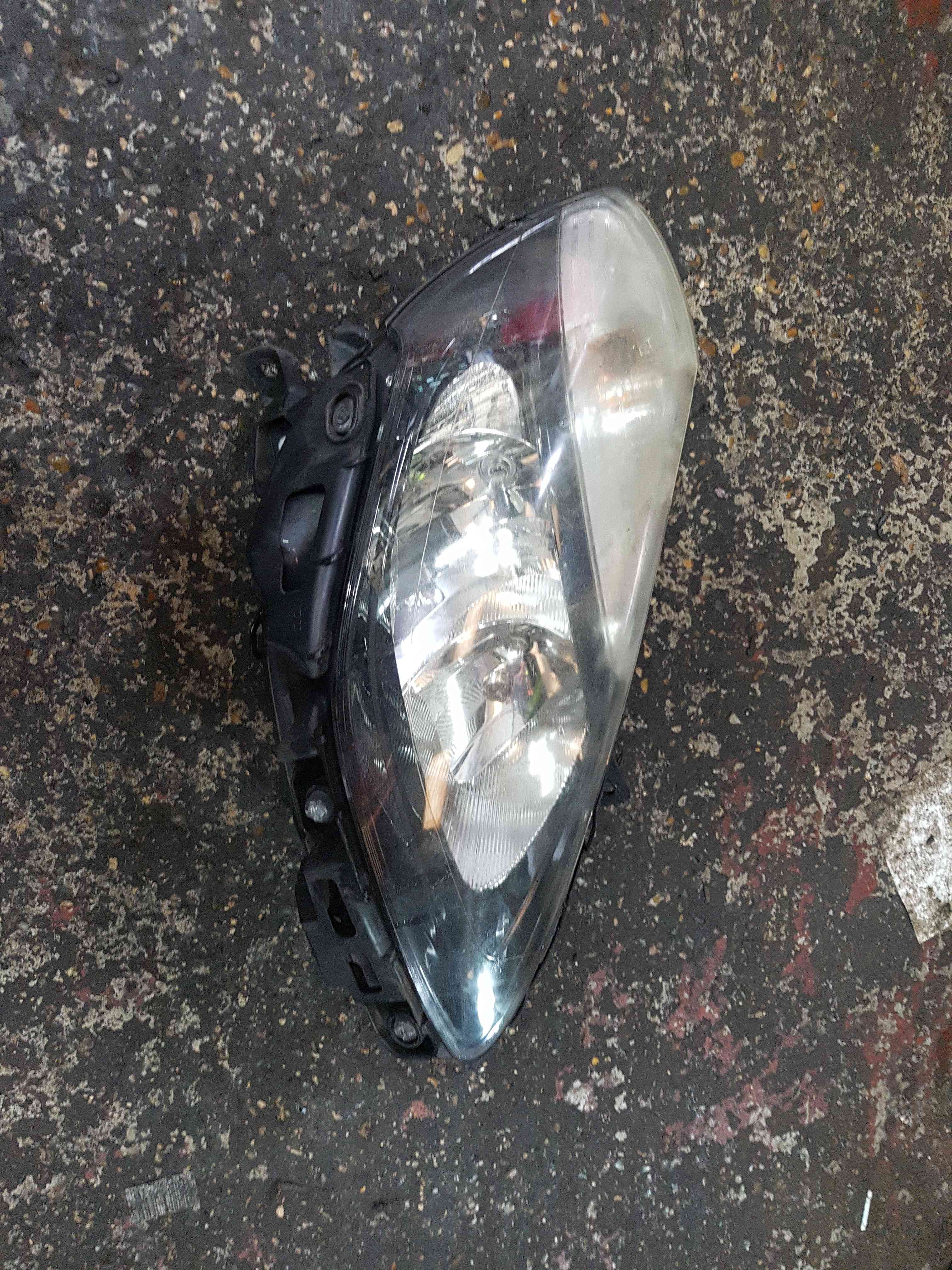 Thumb 7 Renault Clio MK3 2009-2012 Drivers OSF Front Headlight Black Backing Facelift