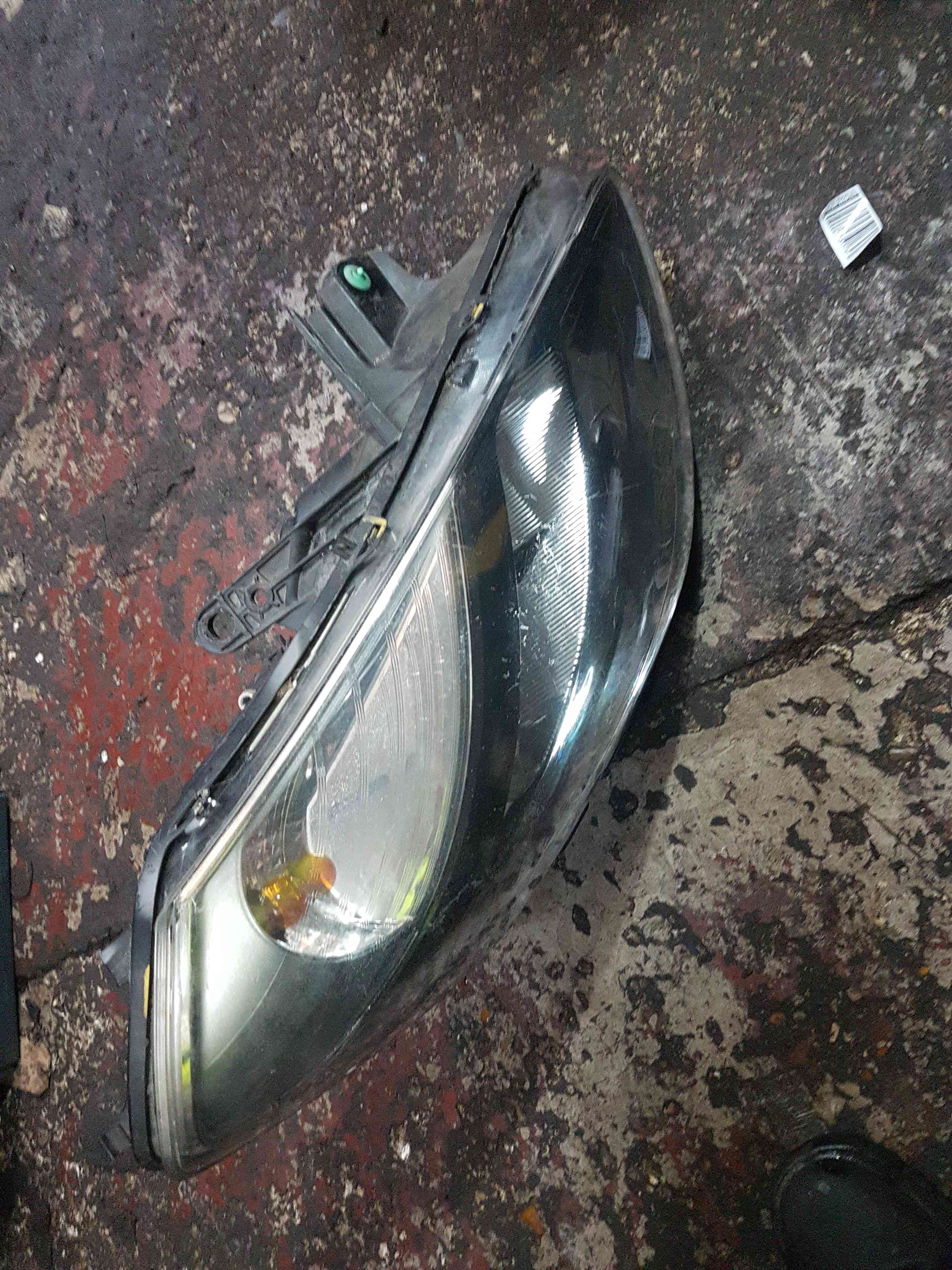 Thumb 8 Renault Clio MK3 2009-2012 Drivers OSF Front Headlight Black Backing Facelift