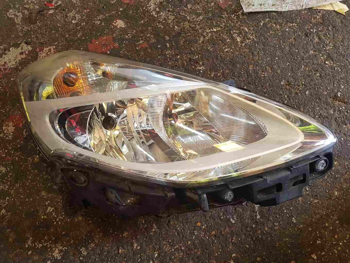 Thumb 6 Renault Clio MK3 2009-2012 Drivers OSF Front Headlight Lens damage