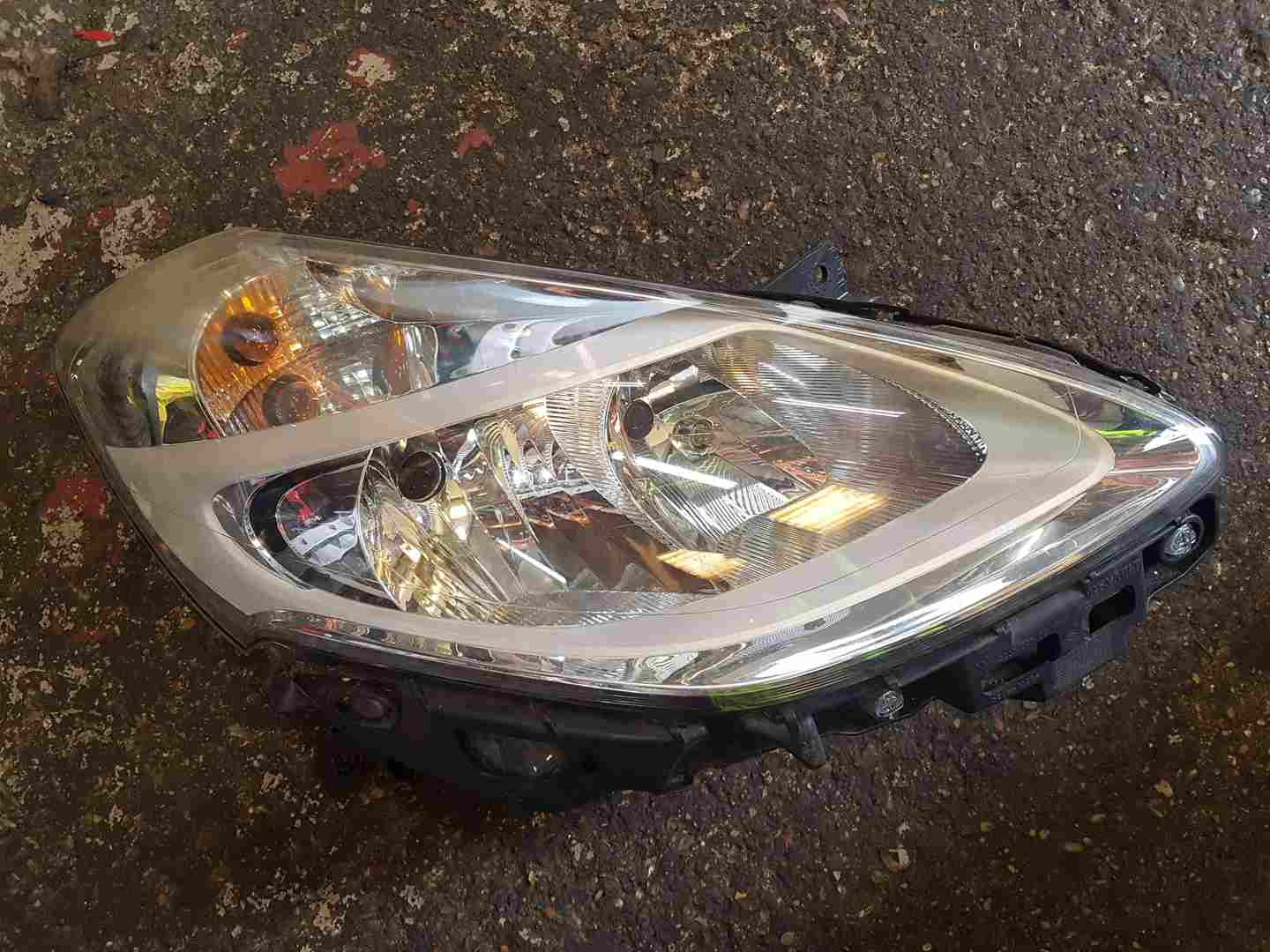Thumb 7 Renault Clio MK3 2009-2012 Drivers OSF Front Headlight Lens damage