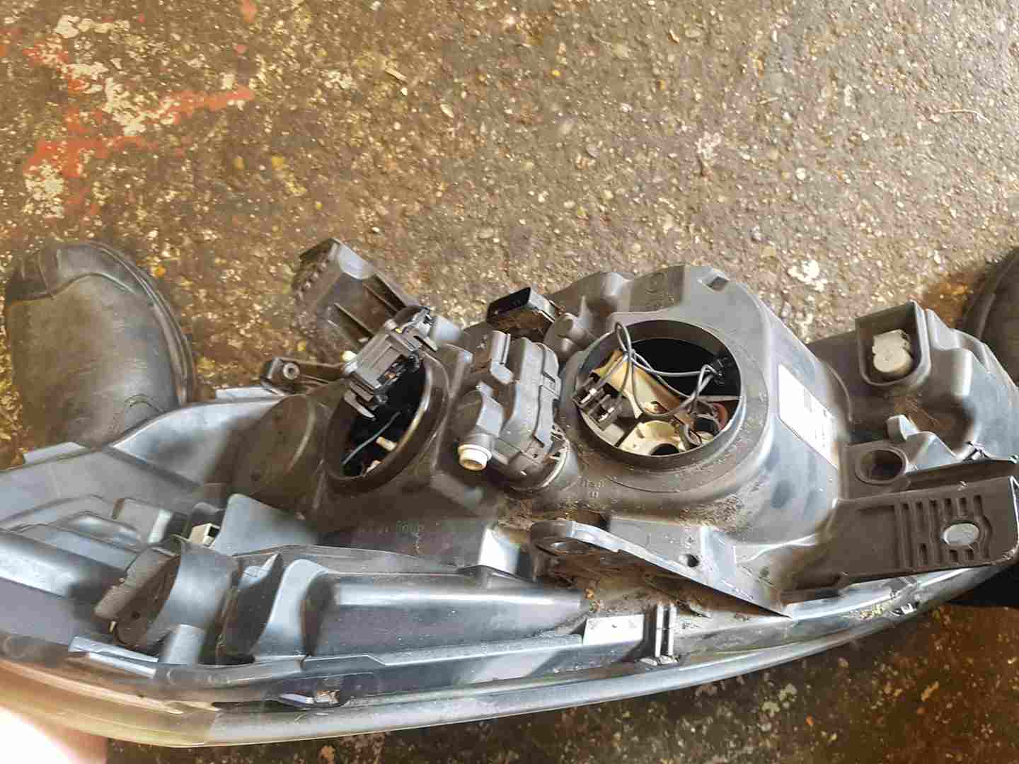 Thumb 11 Renault Clio MK3 2009-2012 Drivers OSF Front Headlight Lens damage