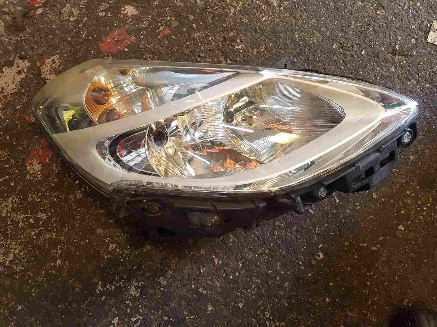 Renault Clio MK3 2009-2012 Drivers OSF Front Headlight Lens damage