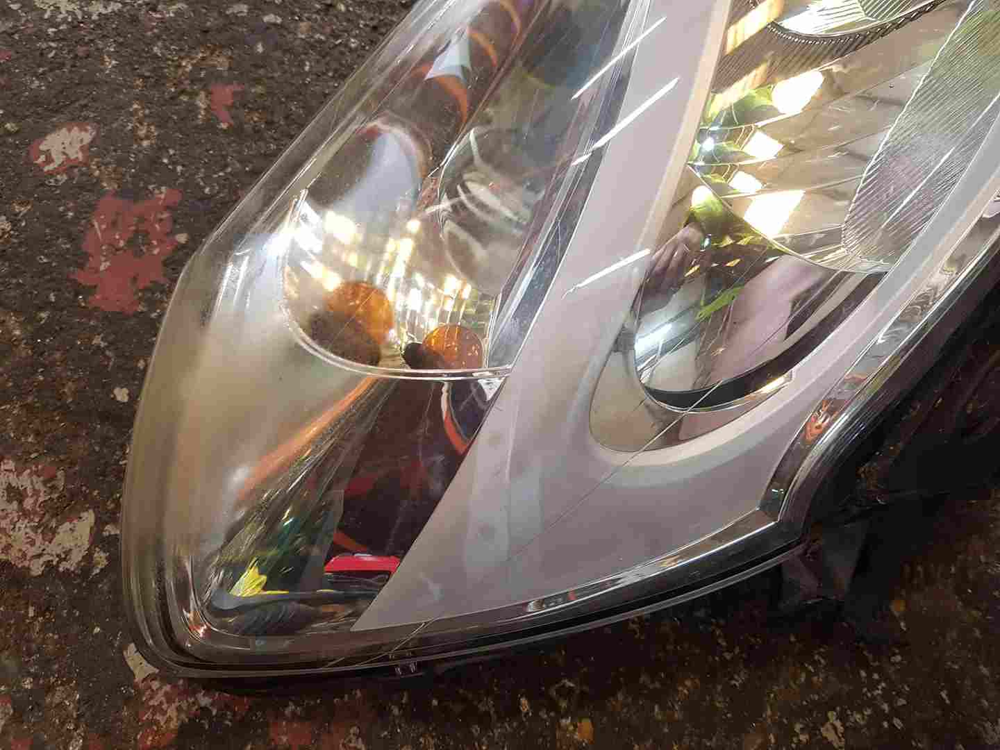 Thumb 3 Renault Clio MK3 2009-2012 Drivers OSF Front Headlight Lens damage