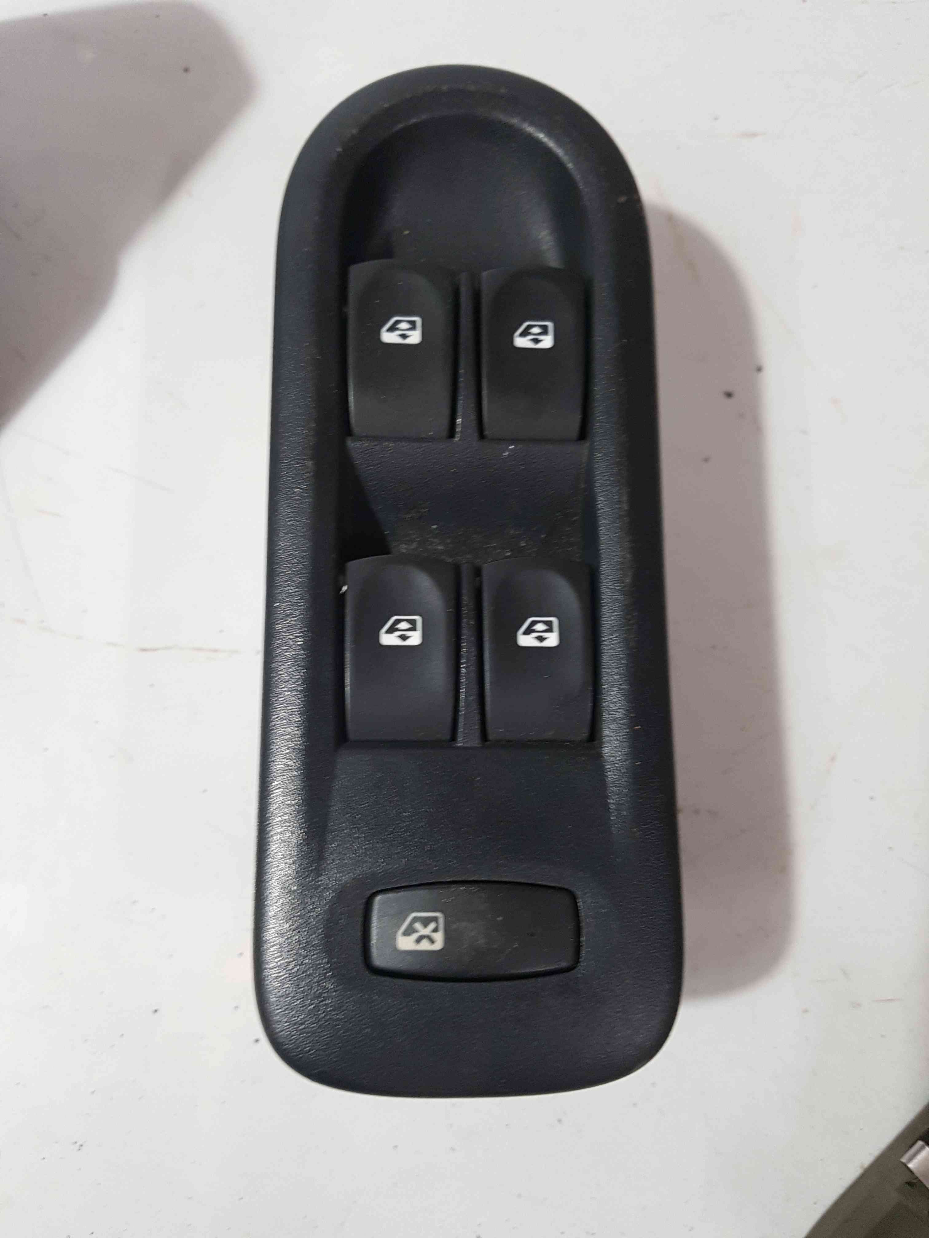 Thumb 2 Renault Clio MK3 2009-2012 Drivers OSF Front Window Switches + Trim