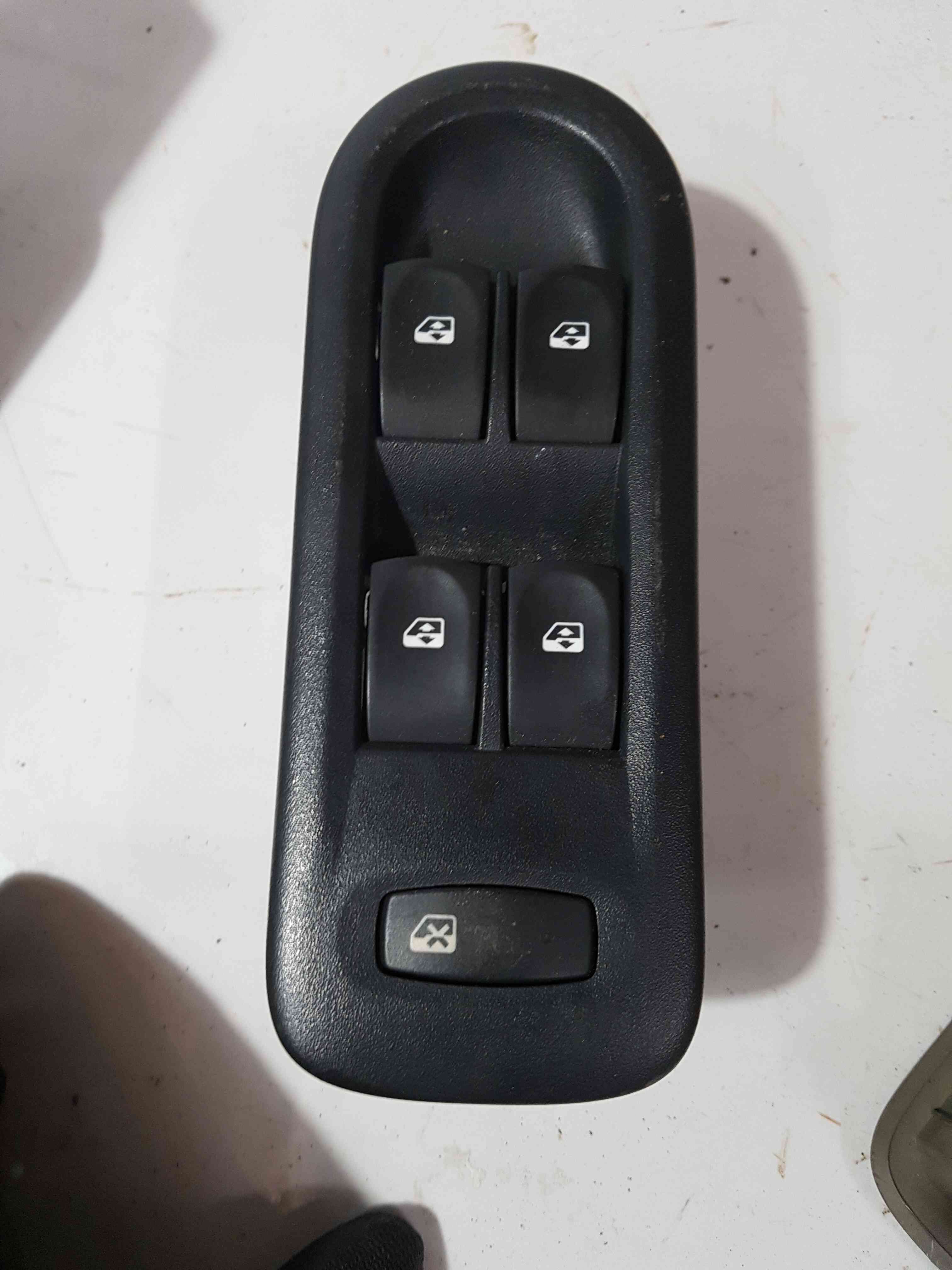 Thumb 5 Renault Clio MK3 2009-2012 Drivers OSF Front Window Switches + Trim