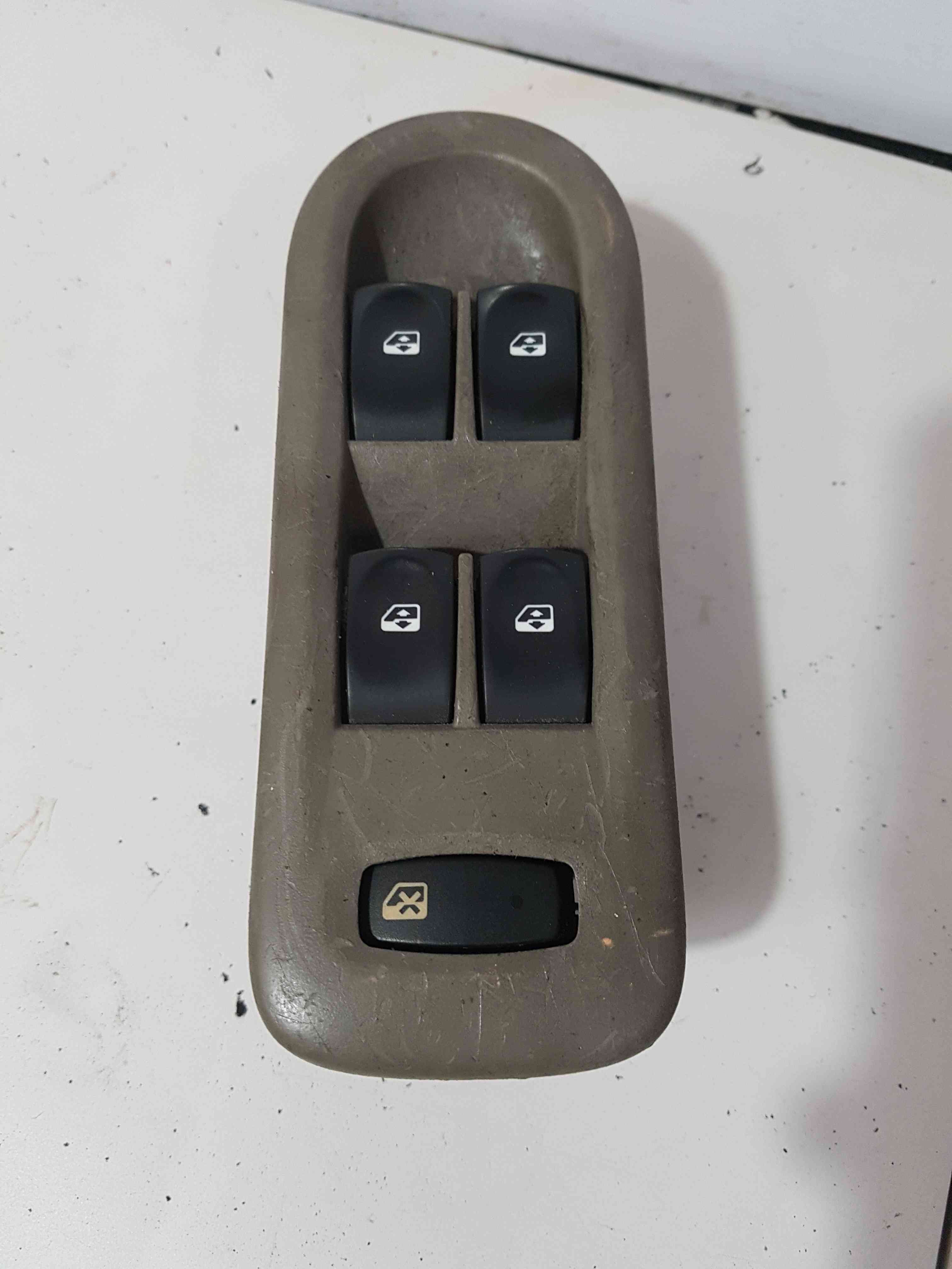 Thumb 2 Renault Clio MK3 2009-2012 Drivers OSF Front Window Switches AND Trim