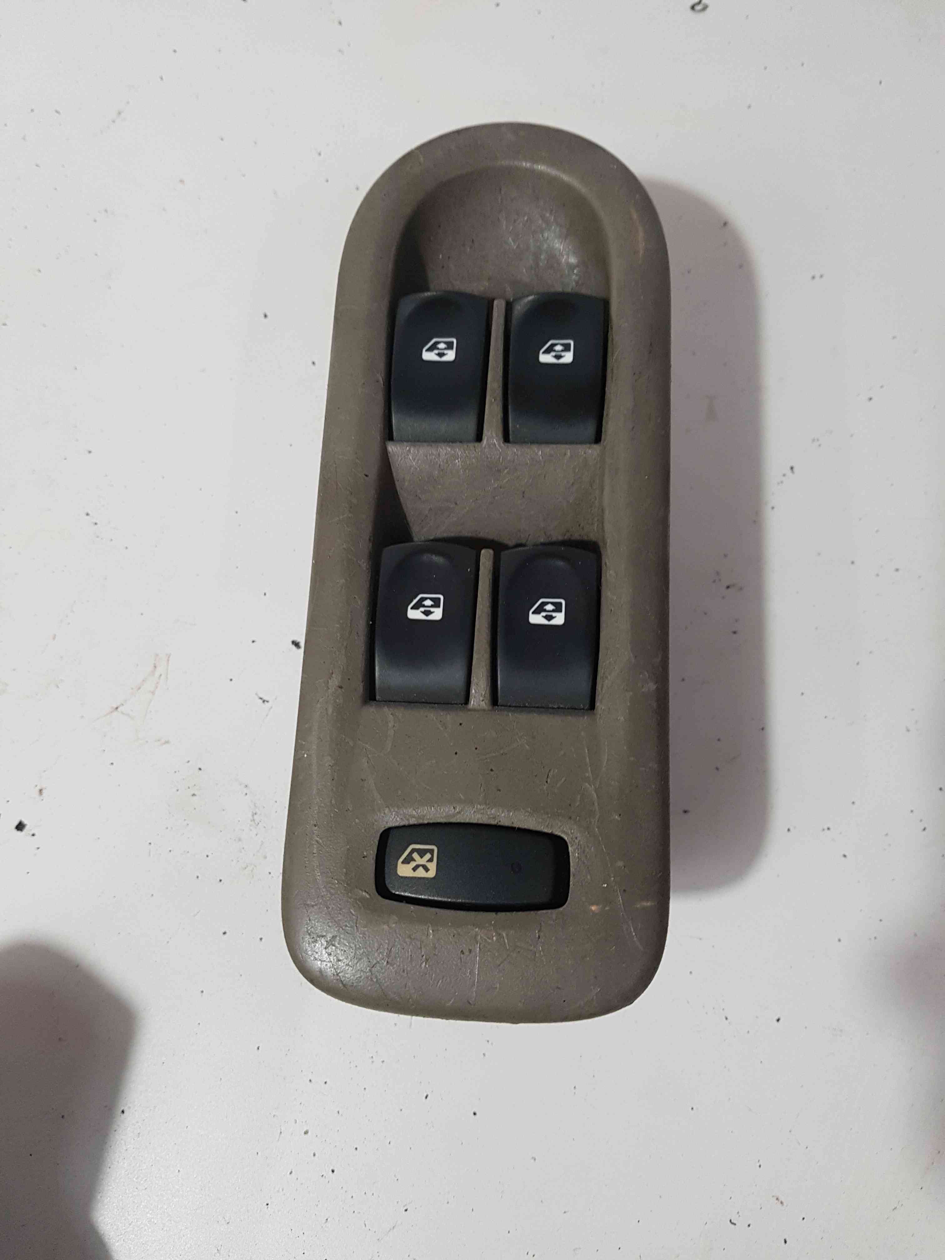 Thumb 5 Renault Clio MK3 2009-2012 Drivers OSF Front Window Switches AND Trim