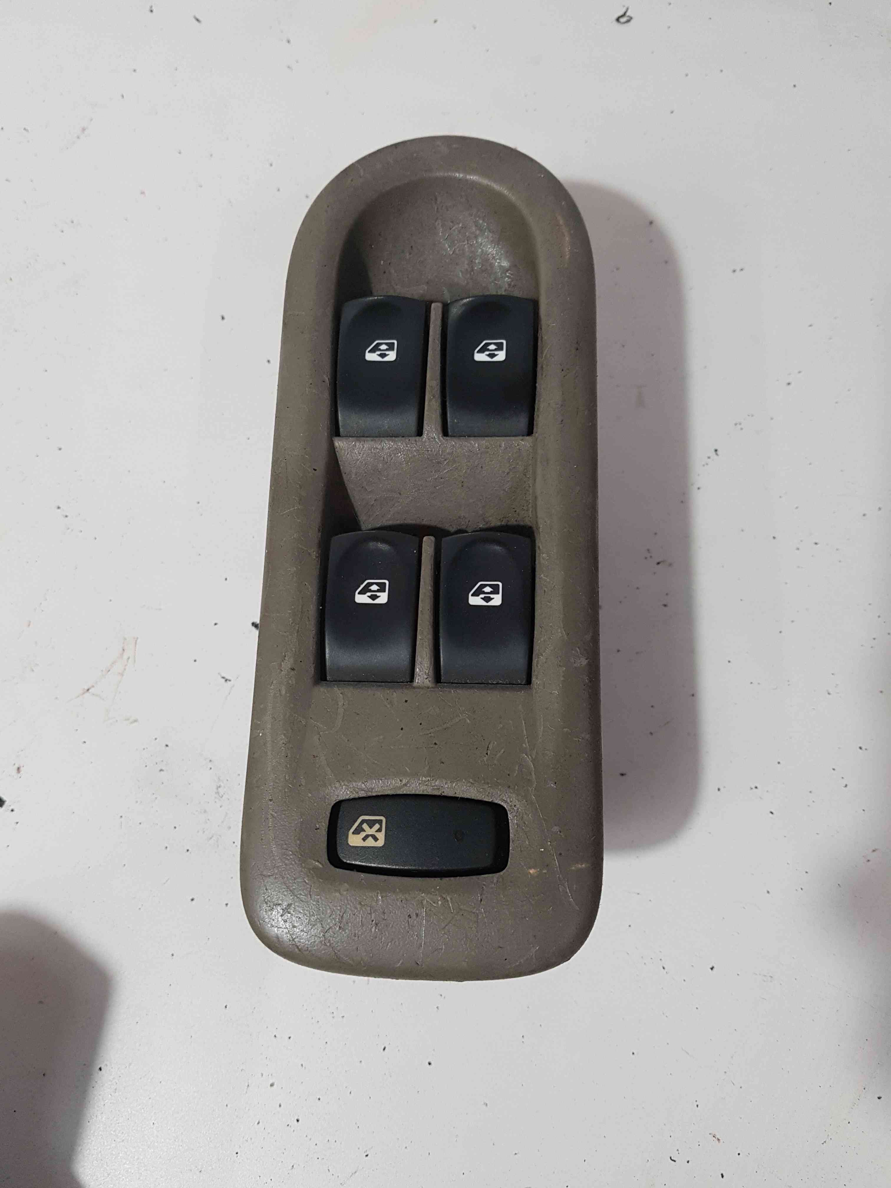 Thumb 6 Renault Clio MK3 2009-2012 Drivers OSF Front Window Switches AND Trim