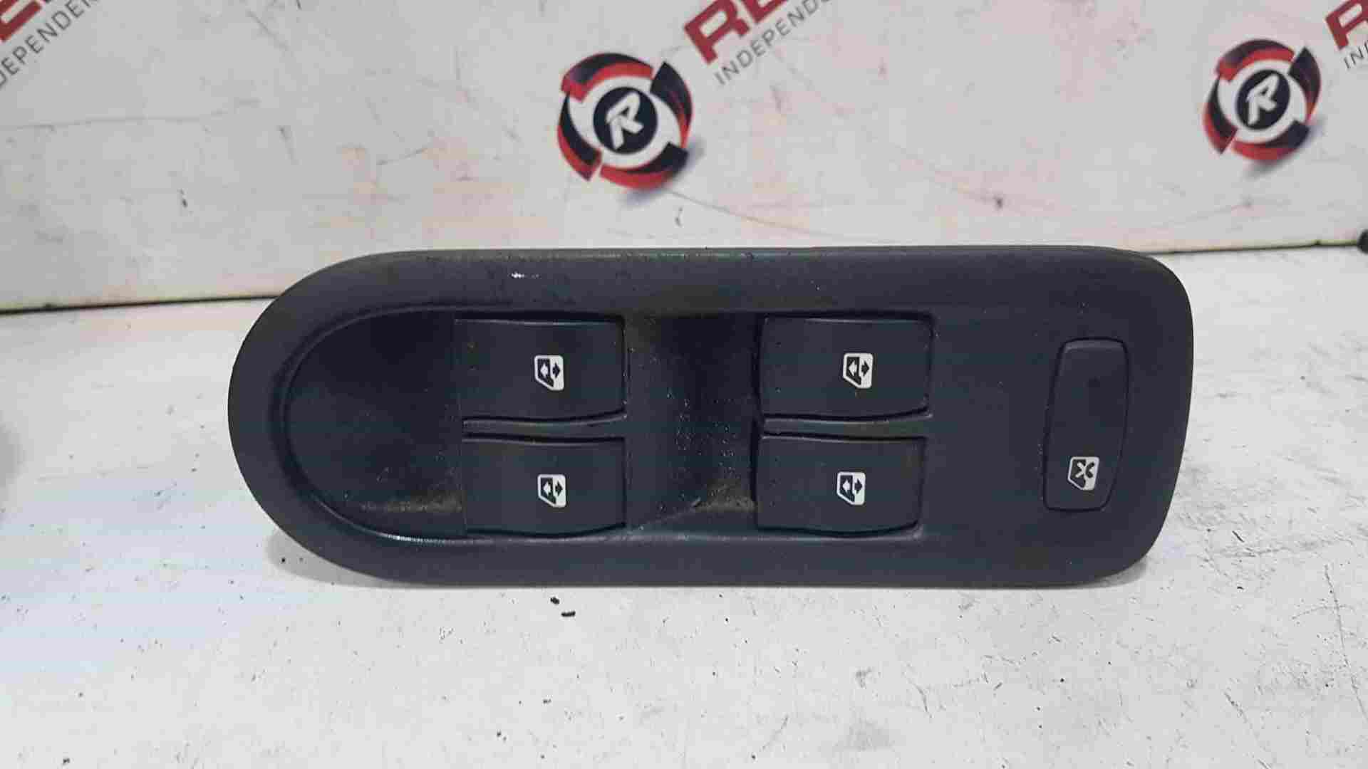 Renault Clio MK3 2009-2012 Drivers OSF Front Window Switchs AND Trim