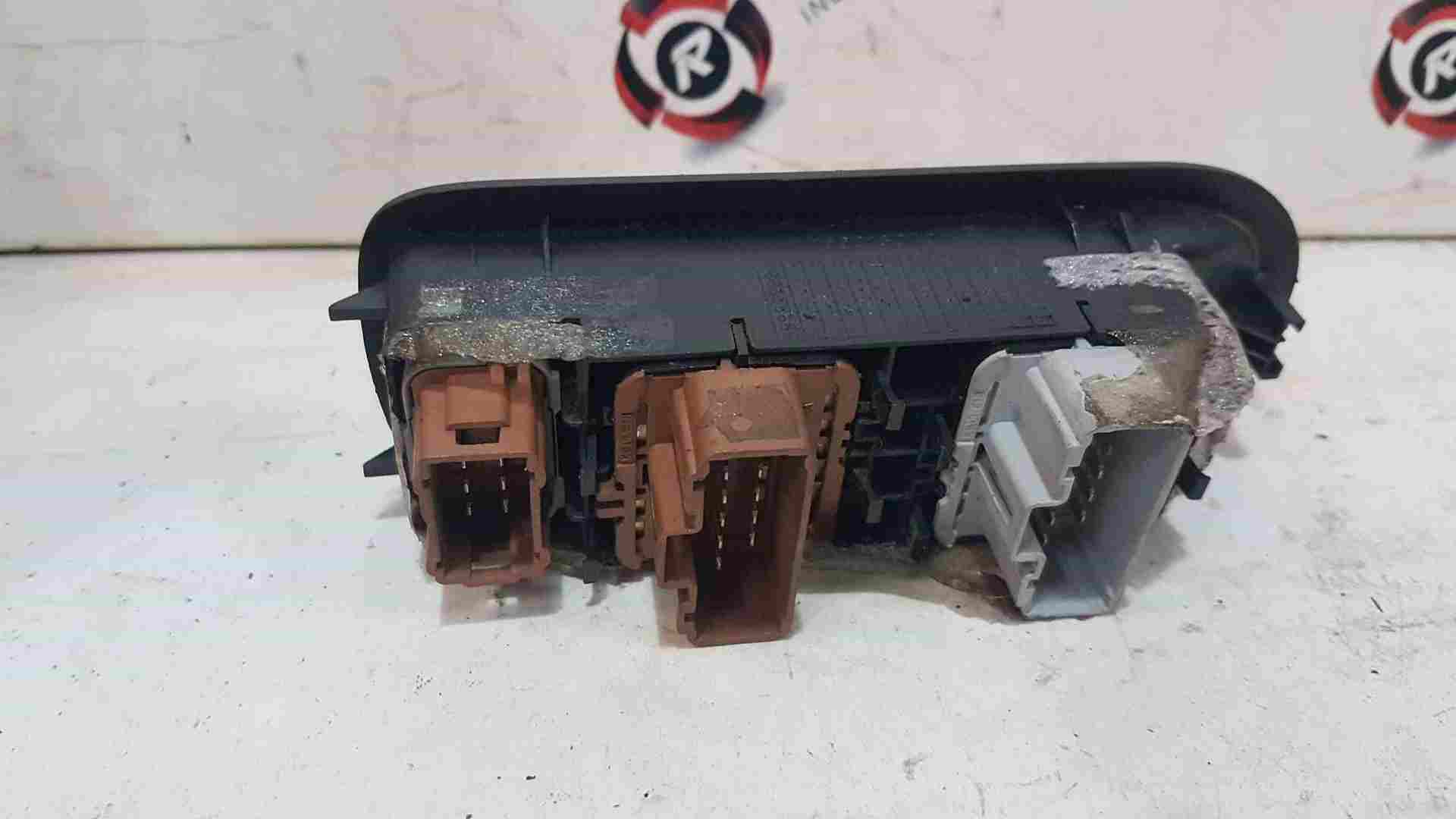 Thumb 2 Renault Clio MK3 2009-2012 Drivers OSF Front Window Switchs AND Trim