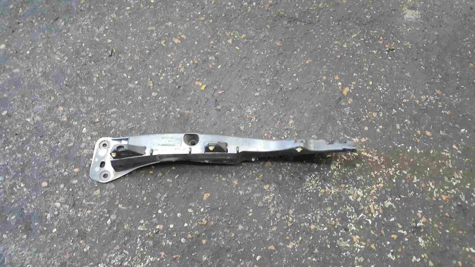 Renault Clio MK3 2009-2012 Drivers OSF Front Wing Bracket 631222342R