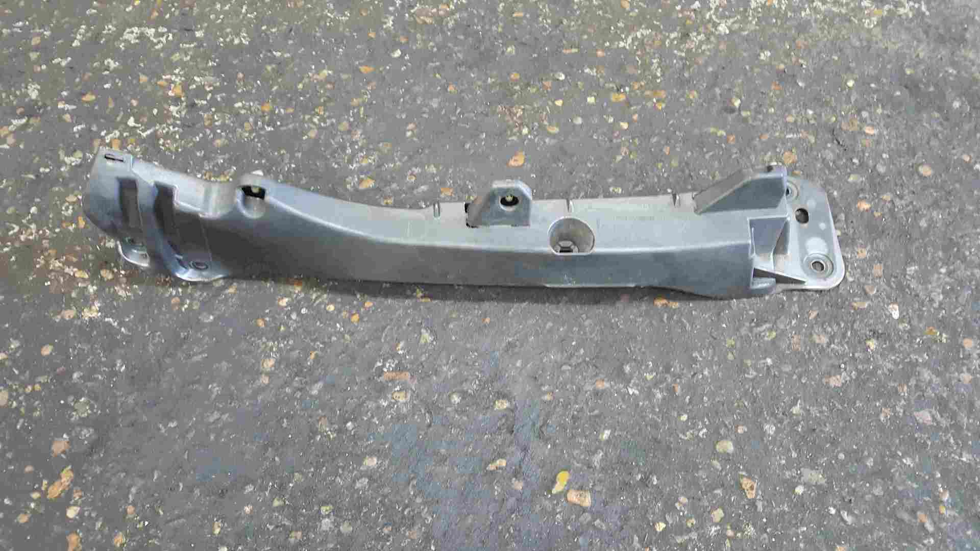 Thumb 3 Renault Clio MK3 2009-2012 Drivers OSF Front Wing Bracket 631222342R