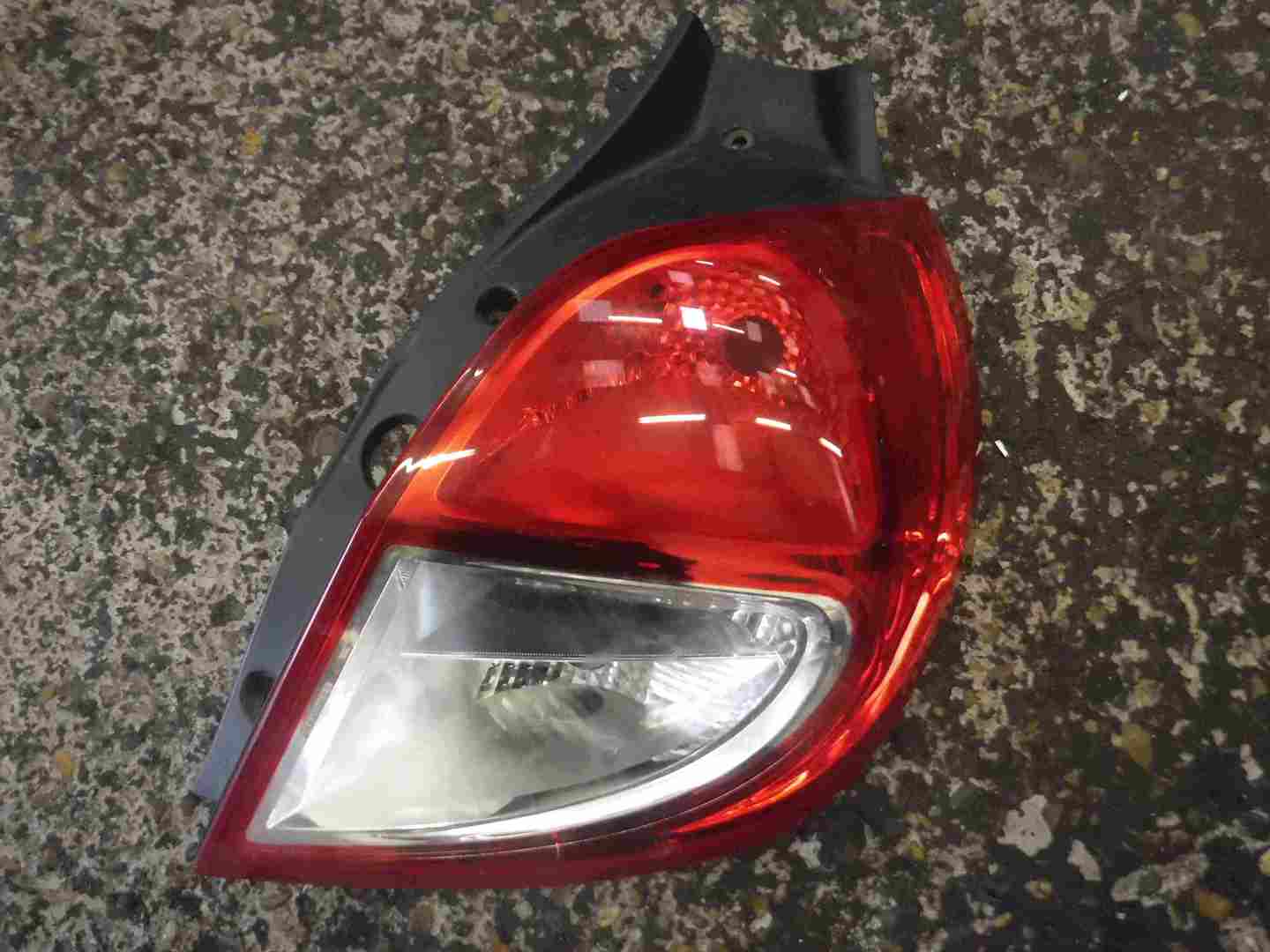 Renault Clio MK3 2009-2012 Drivers OSR Rear Facelift Light Lens No Holder