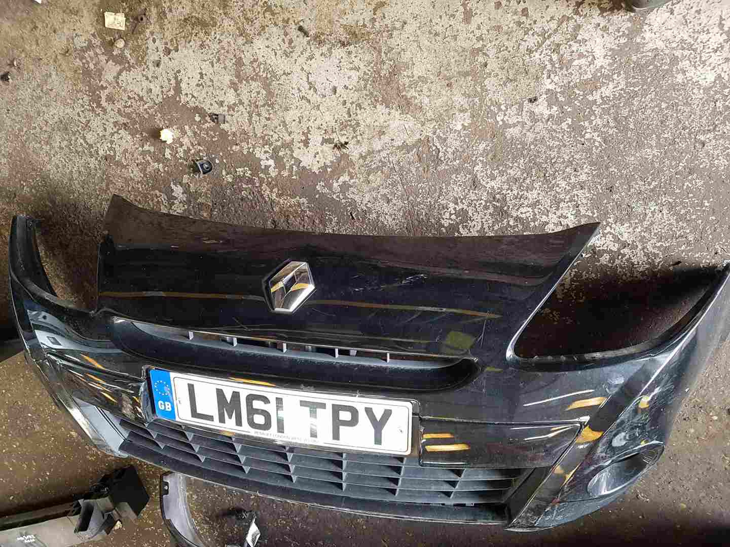 Thumb 8 Renault Clio MK3 2009-2012 Front Bumper Black 676 195 damage