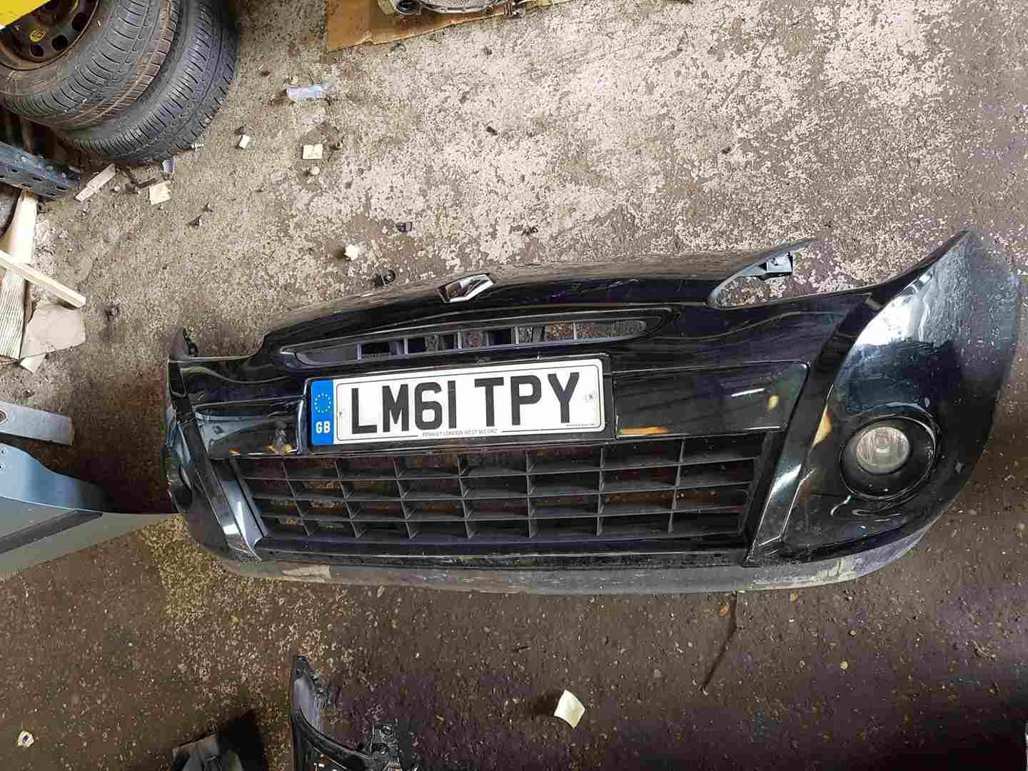 Thumb 9 Renault Clio MK3 2009-2012 Front Bumper Black 676 195 damage
