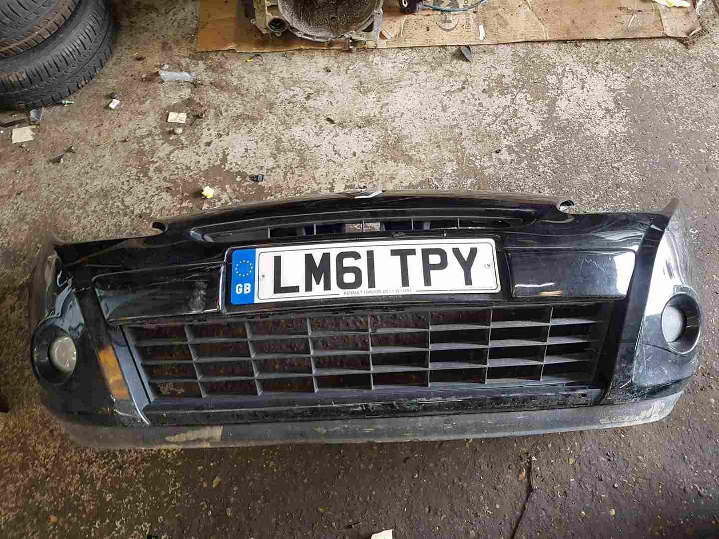 Renault Clio MK3 2009-2012 Front Bumper Black 676 195 damage