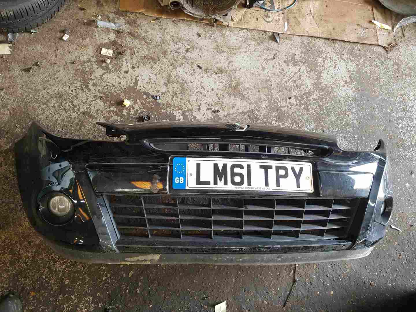 Thumb 2 Renault Clio MK3 2009-2012 Front Bumper Black 676 195 damage