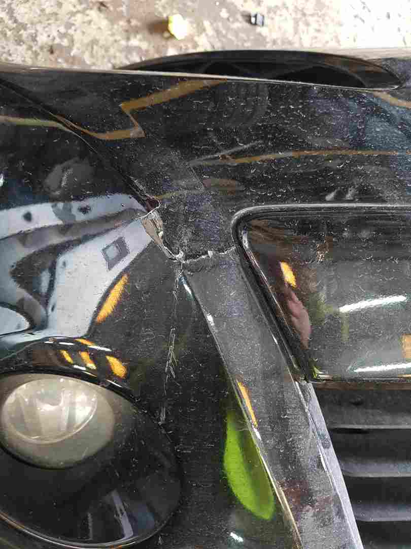 Thumb 3 Renault Clio MK3 2009-2012 Front Bumper Black 676 195 damage
