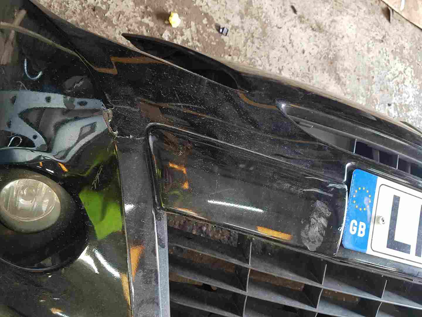 Thumb 5 Renault Clio MK3 2009-2012 Front Bumper Black 676 195 damage